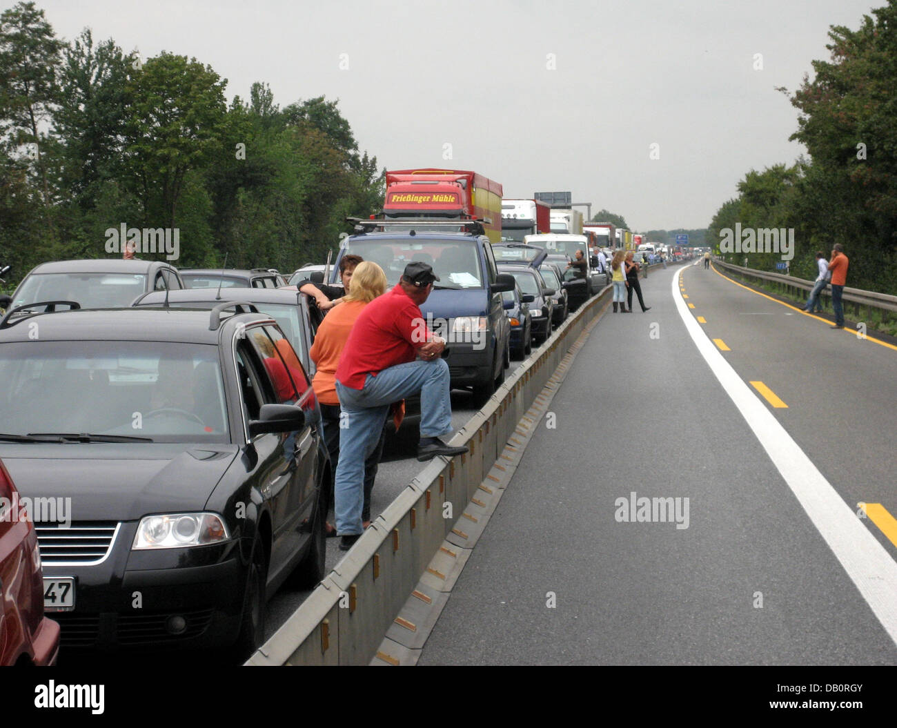 Ein Stau ist nach einer Vollsperrung wegen eines Unfalls auf der Autobahn A61 bei Meckenheim, Deutschland, 7. September 2007 abgebildet. Foto: Franz-Peter Tschauner Stockfoto