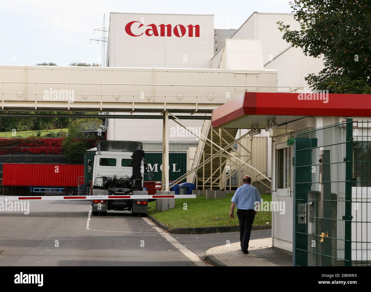 Blick auf den Eingang zum Canon-Kopierer-Werk in Giessen, Deutschland, 21. September 2007. Canon schließt sich die Pflanze und verlagert die Produktion nach China, um Auswirkungen auf 250 Aufträge, Kosten zu sparen, wie das Unternehmen am 21. September kündigt. Canon hatte seine erste Stoff außerhalb Japans in Gießen 1972 gegründet. Foto: Rolf Wegst Stockfoto