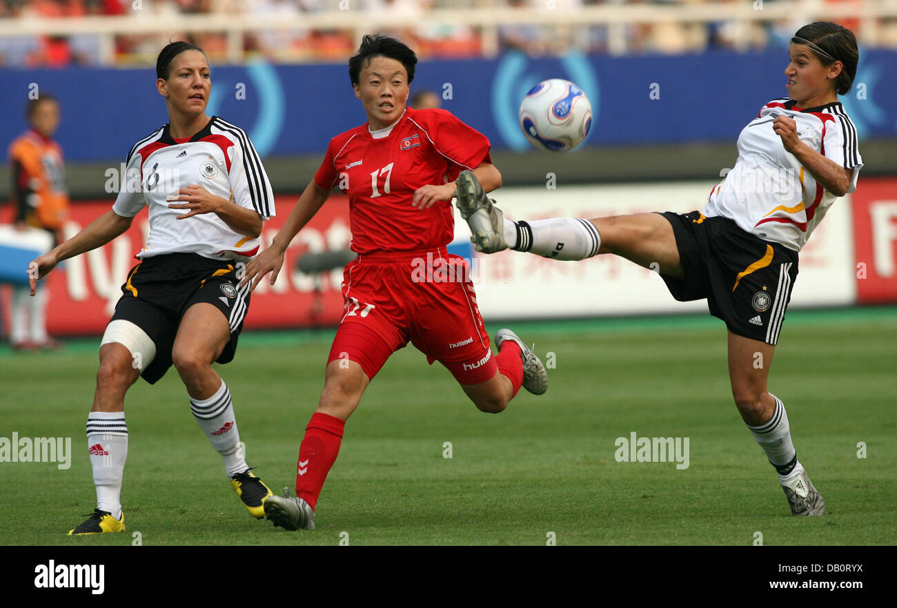 Deutschlands Ariane Hingst (R) und Linda Bresonik (L) wetteifern um den Ball mit Nordkoreas Kim Yong-Ae im Viertelfinale Deutschland vs. Nordkorea bei der FIFA Frauen WM in Wuhan, China, 22. September 2007. Foto: Carmen Jaspersen Stockfoto