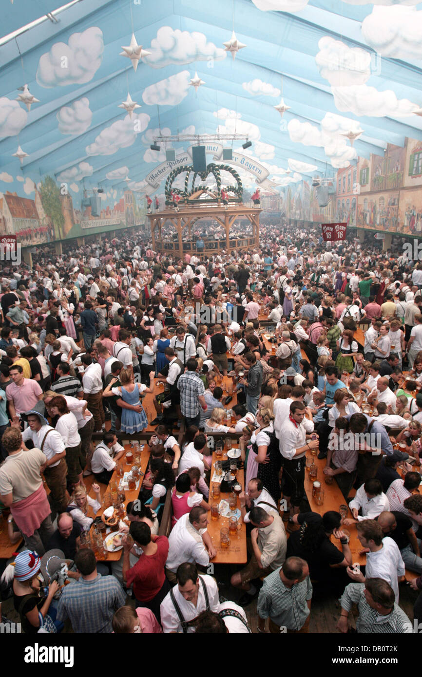 Leute feiern am überfüllten Hacker-Pschorr Bierzelt während des Oktoberfestes in München, 22. September 2007. 174. Oktoberfest, die größte Messe der Welt, ist rund 6 Millionen Besucher erwartet bis zu seiner Schließung-Tag am 7. Oktober 2007. Foto: Frank Leonhardt Stockfoto