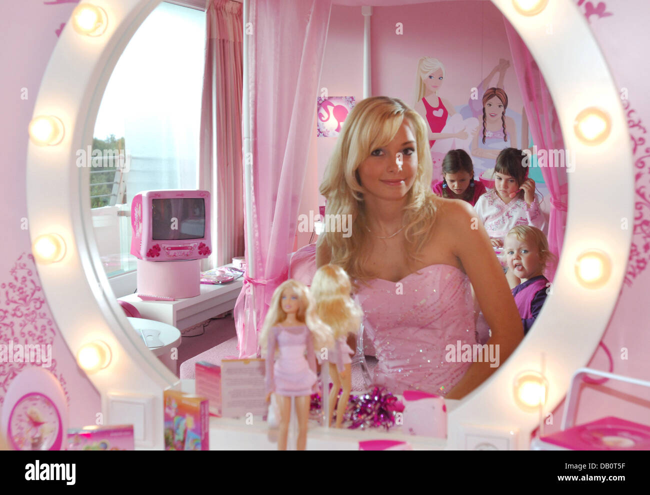 Vize-Miss Deutschland Juliane Brändle posiert vor einem Barrbie Spiegel im  Maritim ClubHotel Timmendorfer Strand, Deutschland, 22. September 2007. Das  Hotel öffnet ein Barbie Themenzimmer komplett in rosa eingerichtet und  ausgestattet mit viele
