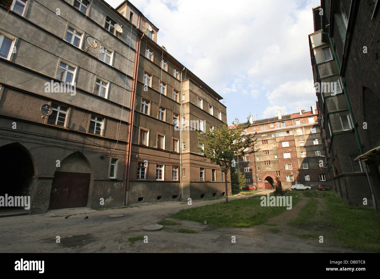 Das Bild zeigt einen typischen Hinterhof in Bytom, Polen, 16. August 2007. Foto: Lars Halbauer Stockfoto