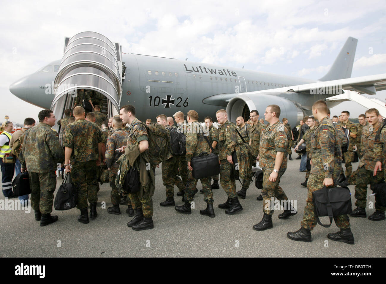 Bundeswehr-Soldaten der Artilleriebataillon 515 an Bord ein Airbus der Bundeswehr des Kosovo in Hamburg, Deutschland, 24. September 2007. Seit 1999 Bundeswehr Soldaten Ahave als Teil der militärischen umherfliegenden Befugnisse KFOR im Kosovo stationiert. Die KFOR-Mission soll den Prozess des Aufbaus einer multiethnischen, demokratischen und friedlichen autonome Selbstverwaltung unterstützen. Foto: Mauriz Stockfoto