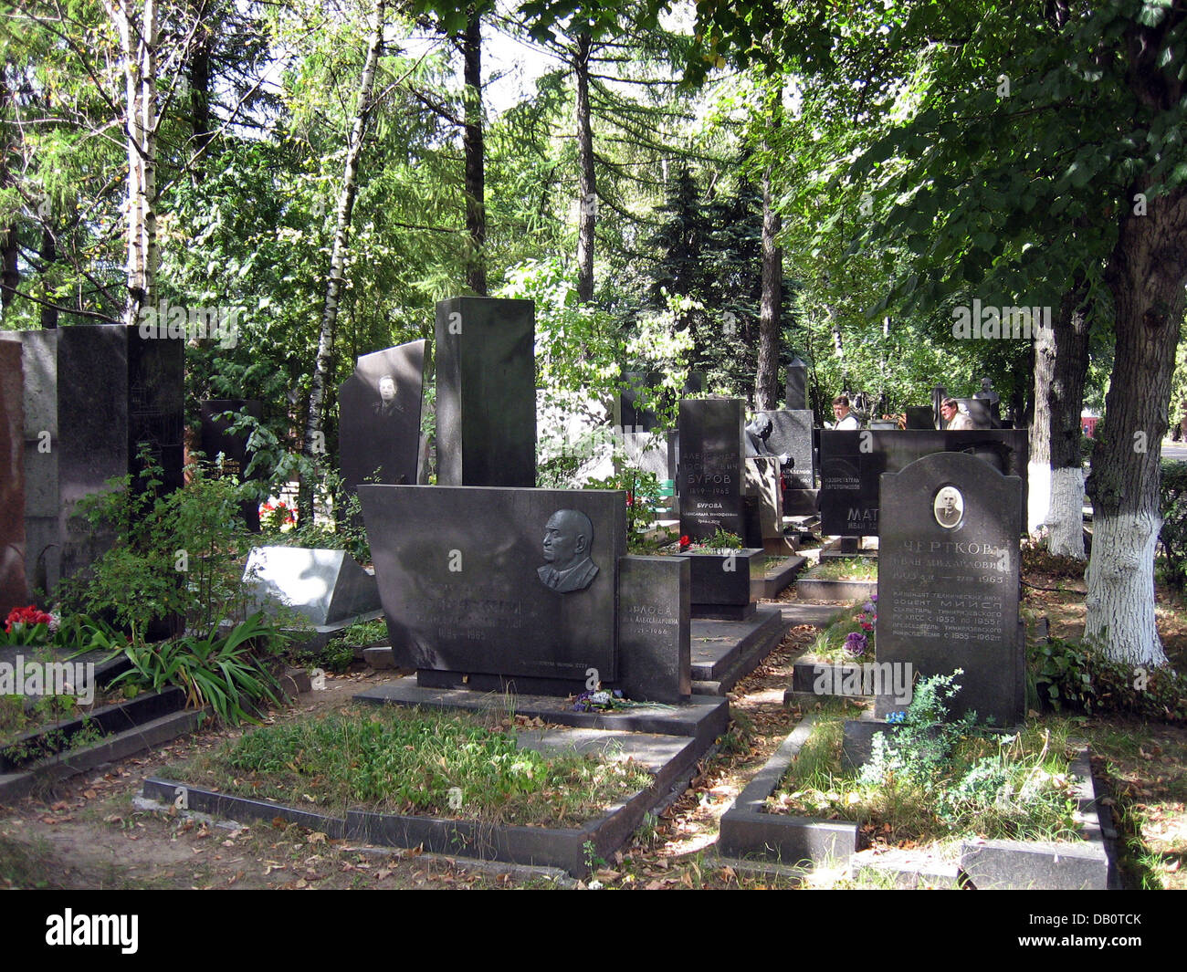 Das Bild zeigt Gräber auf dem Nowodewitschi-Friedhof in Moskau, 30. August 2007. Viele Friedhöfe in den großen Städten Russlands erreichen die Grenzen ihrer Kapazität. In Moskau haben die Einwohner ein Grab auch auf abgelegenen Friedhöfen 14.000 Euro bezahlen. Foto: Ulf Mauder Stockfoto