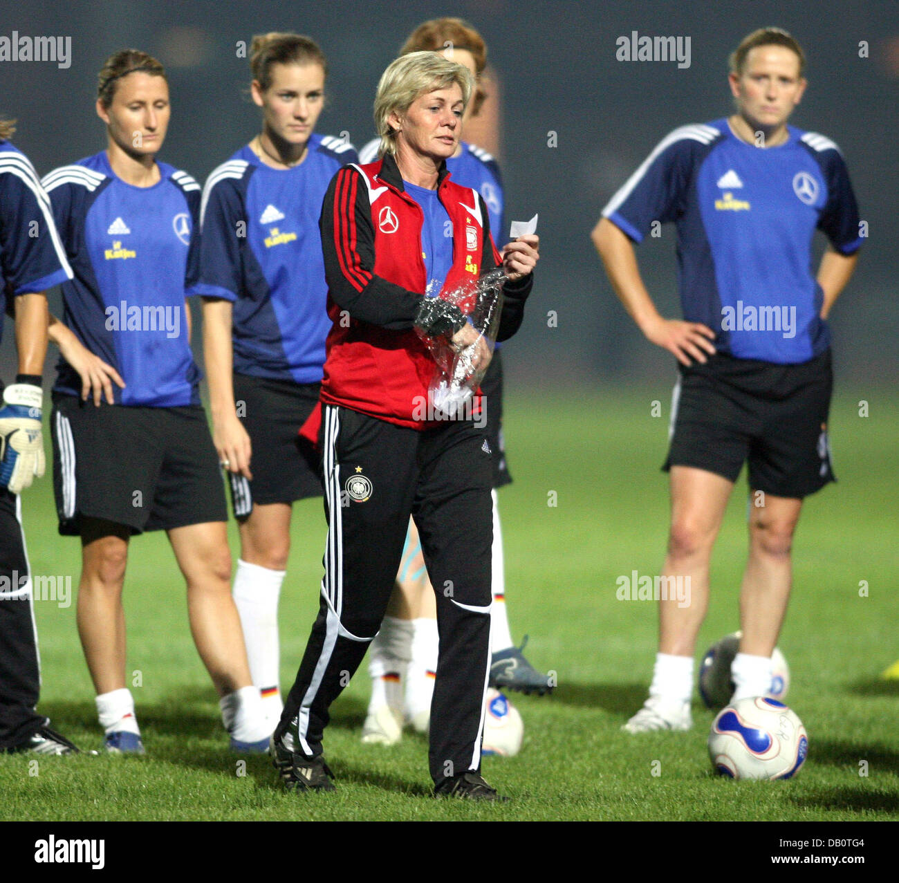 Trainer der deutschen Nationalmannschaft Silvia Neid (C) beschließt zwei Teams für ein Spiel der Fußball-Tennis mit viel während des Trainings der deutschen Mannschaft bei der Pudong Sportcenter in Tianjin, China, 24. September 2007. Foto: Carmen Jaspersen Stockfoto