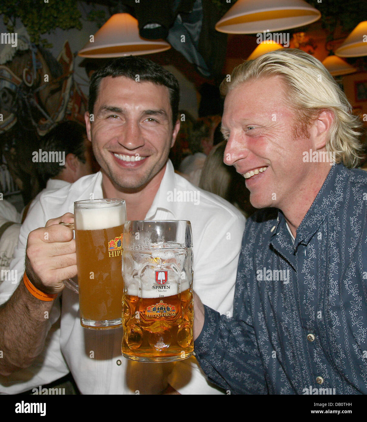 IBF/IBO Welt-Schwergewichts-Weltmeister Wladimir Klitschko aus der Ukraine (L) und deutsche Tennis-Legende Boris Becker (R) Klirren ihre Gläser auf Beckers Stammtisch auf dem 174. Oktoberfest in München, Deutschland, 24. September 2007. Auf die Schließung der zweitägigen Veranstaltung "Boris Becker Oktoberfest Golf Trophy" zugunsten der Cleven-Becker-Stiftung feierten die Tennisspieler mit seinem gues Stockfoto