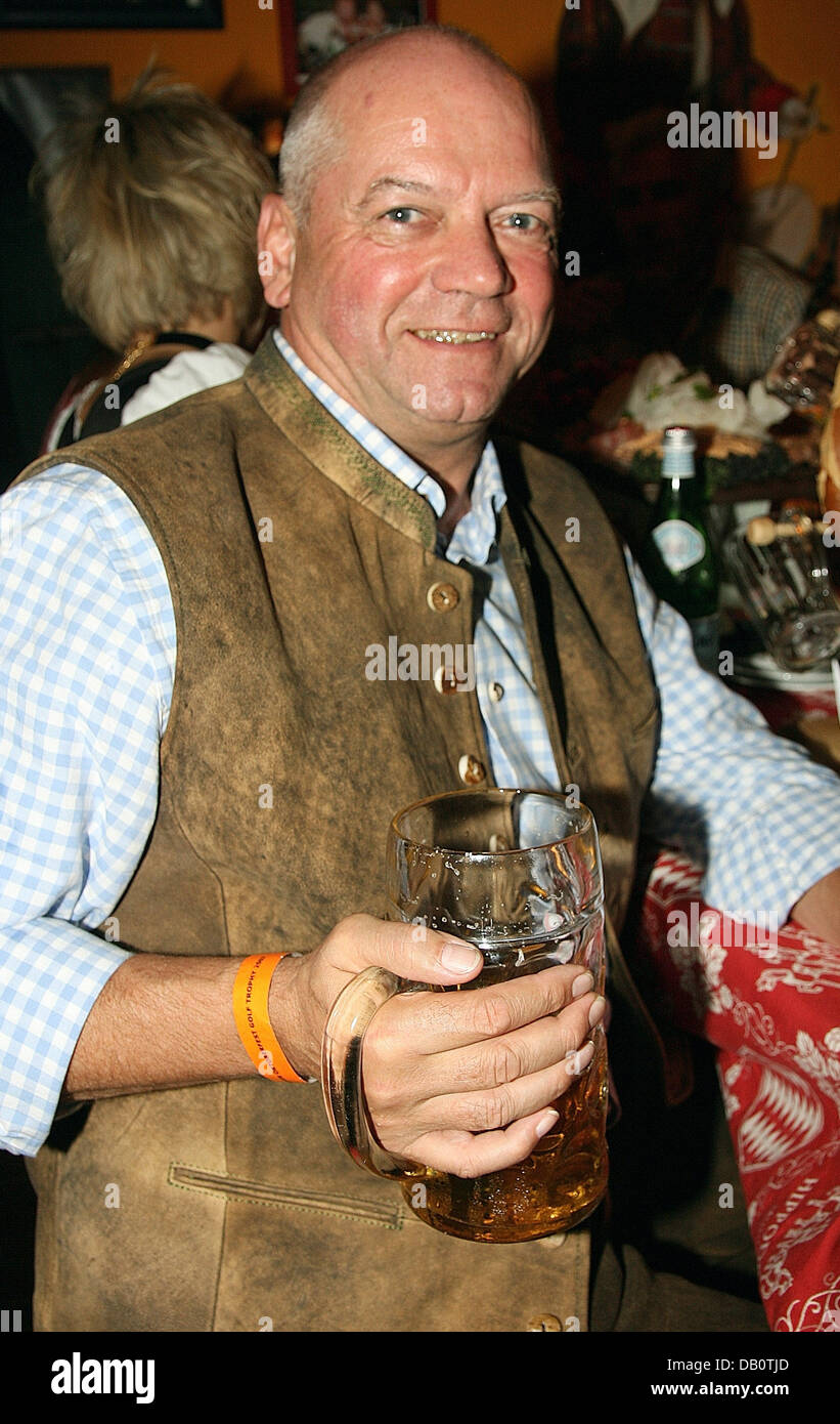 Air Berlin CEO Joachim Hunold hebt sein Glas auf Boris Becker Stammtisch auf der 174. Oktoberfest in München, Deutschland, 24. September 2007. Auf die Schließung der zweitägigen Veranstaltung "Boris Becker Oktoberfest Golf Trophy" zugunsten der Cleven-Becker-Stiftung feierten die Tennisspieler mit seinen Gästen. Foto: Ursula Düren Stockfoto