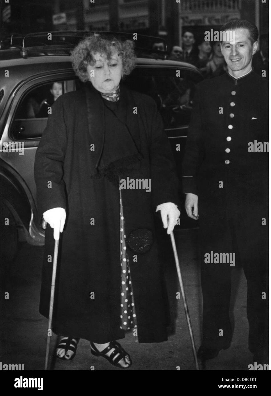 Colette, Sidonie Gabrielle 28.1.1873 - 3.8.1954, französischer Autor/Schriftsteller, volle Länge, mit NIP, ca. 1950, Stockfoto