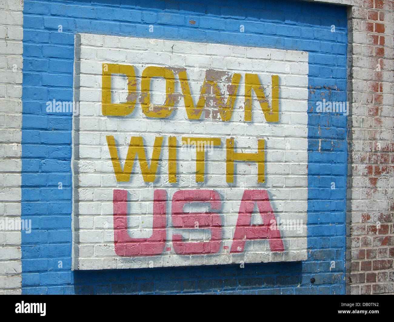 (Dpa-Datei) Eine Anti-Americanistic Slogan "Runter mit den USA" im Bild an der Wand des ehemaligen US-Botschaft an den Iran in Teheran, Iran, 03 Mai 2007. Im Jahr 1979, 53 US-Diplomaten wurden Geiseln sehr stattgefunden. Foto: Tilman Billing Stockfoto