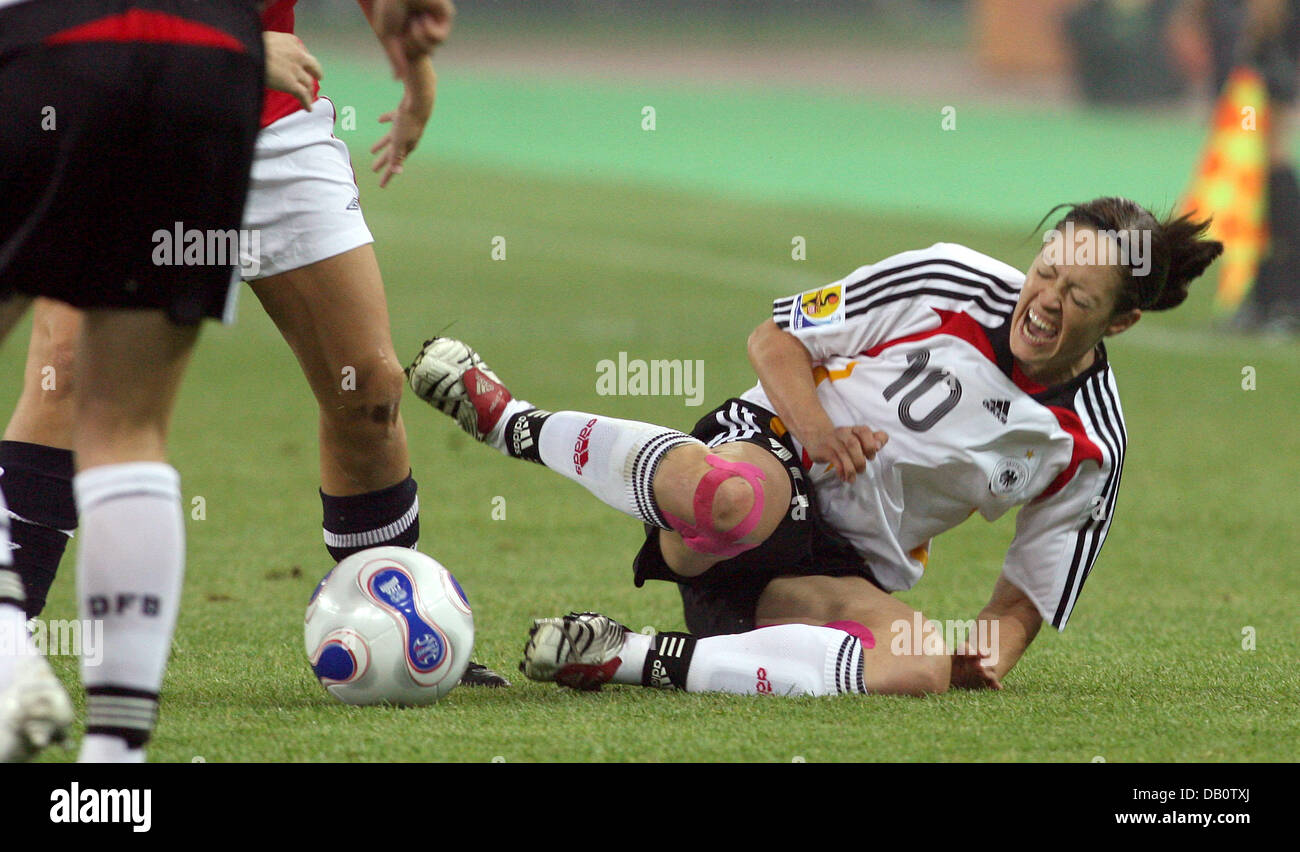 Deutschlands Renate Lingor (R) fällt auf den Boden nach einem Foul spielen während die Halbfinale Deutschland vs. Norwegen bei der FIFA Frauen WM in Tianjin, China, 26. September 2007. Foto: Carmen Jaspersen Stockfoto