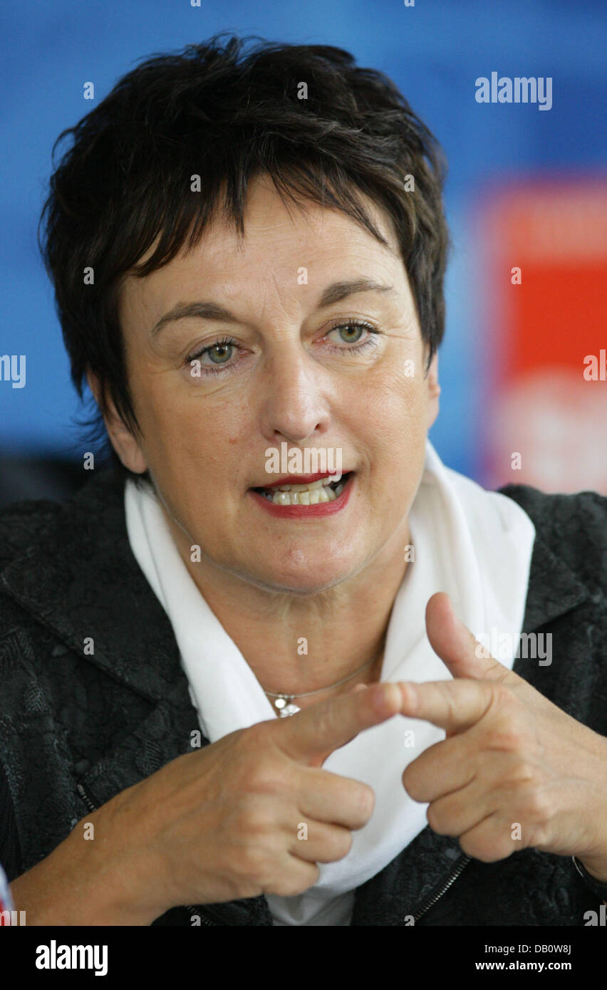 Bundesministerin der Justiz Brigitte Zypries spricht während einer Pressekonferenz auf der Strafvollzug in Hamburg, Deutschland, 27. September 2007. Zypries war ausgesprochen scharfer Kritiker auf der Strafvollzug in der Stadt Hamburg, sagen die Idee der sozialen Rehabilitation abgestoßen mehr und mehr, einen Umstand, welcher zu ihrer Meinung spiegeln in der Änderung von Hamburgs Strafvollzug in De übergeben werden handeln Stockfoto