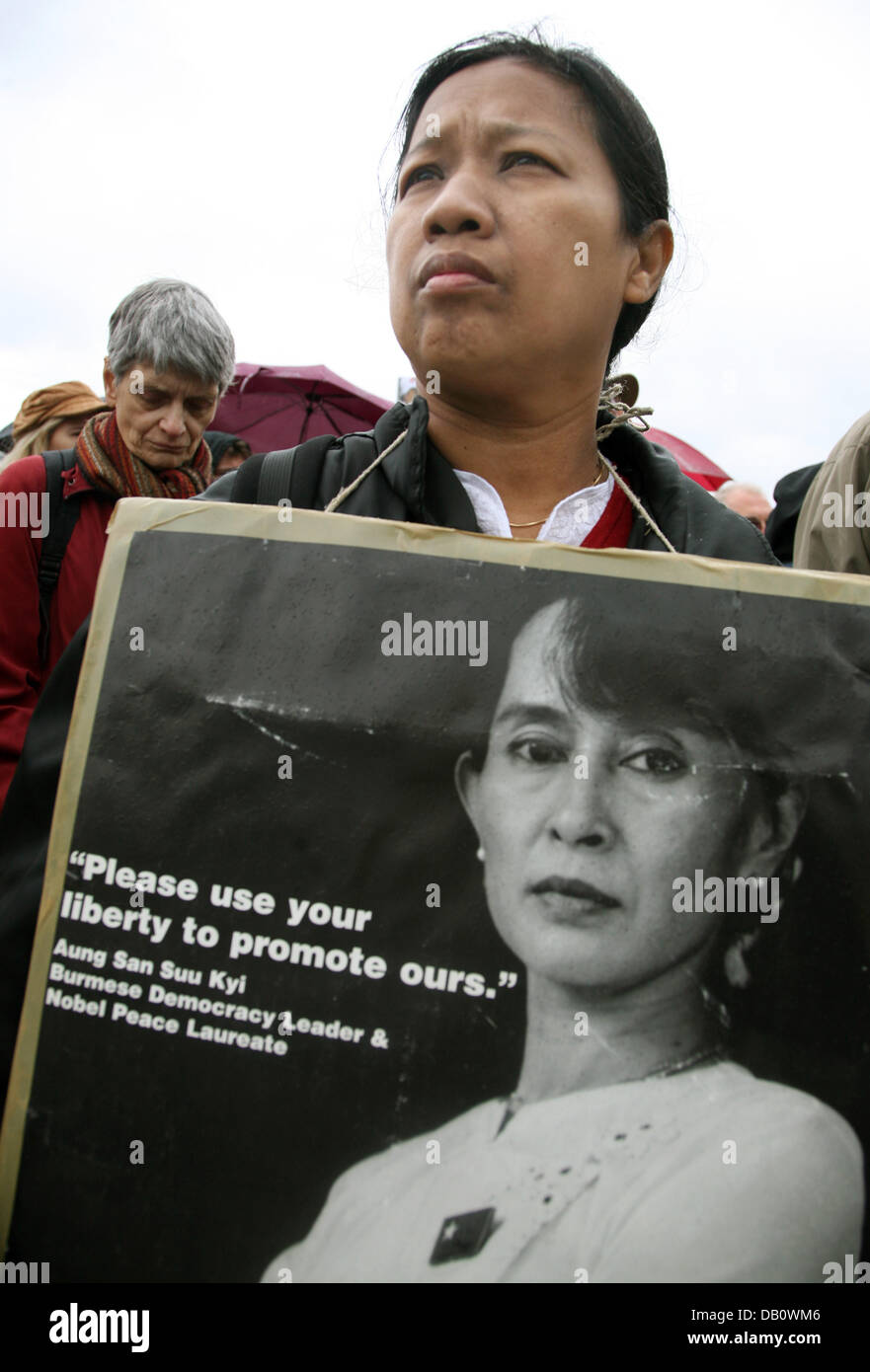 Ein Foto von Aung San Suu Kyi (unten), inhaftierten Führer der gewaltfreien Demokratiebewegung in Myanmar und Friedensnobelpreisträger, ist durch ein Demonstrant bei der chinesischen Botschaft nach Berlin, 29. September 2007 statt. Menschenrechtsorganisation Amnesty International und mehrere Myanmar Solidaritätsgruppen aufgerufen, die Manifestation protestieren auf den gewalttätigen Minderung des Friedens Stockfoto