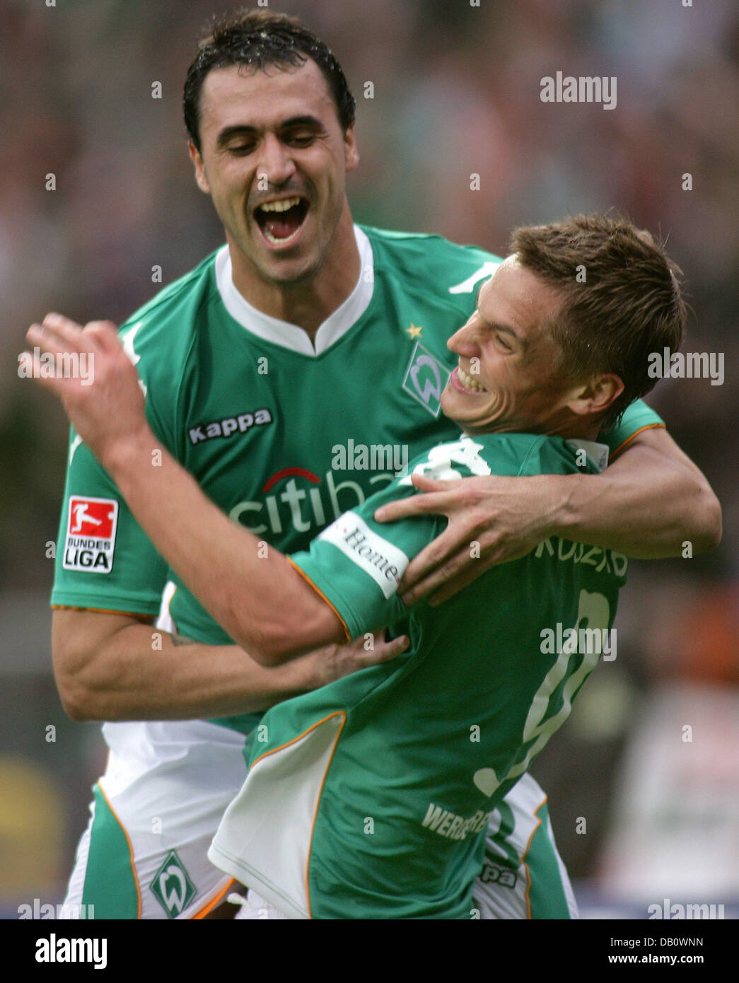 Hugo Almeida (L) und Markus Rosenberg (R) Bremen feiern das Bundesligaspiel SV Werder Bremen V Arminia Bielefeld im Weser-Stadion Bremen, Deutschland, 29. September 2007 zu gewinnen. Bremen wischte Bielefeld mit einem unglaublichen 8-1 Erdrutschsieg. Foto: Ingo Wagner (Achtung: Zeitraum blockieren! Die DFL ermöglicht die weitere Nutzung der Bilder in IPTV, mobile Dienste Stockfoto