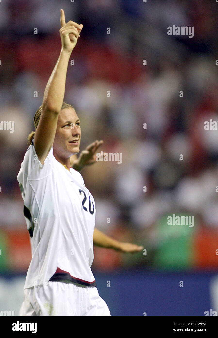 US-American Abby Wambach (C) Jubel während Norwegen vs. USA Spiel um den dritten Platz bei der Frauen-WM an der Shanghai Hongkou Football Stadium in Shanghai, China, 30. September 2007. USA gewann das Spiel 4: 1. Foto: Carmen Jaspersen Stockfoto