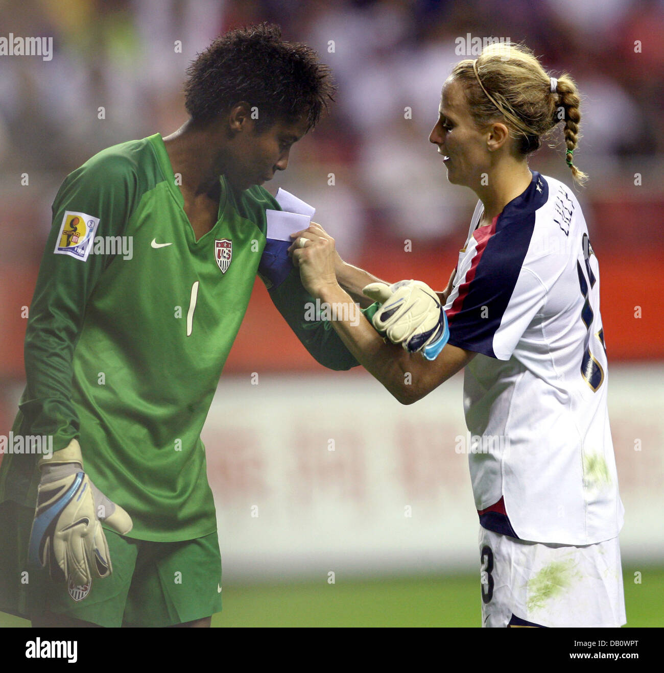 US-American Kristine Lilly (R) übergibt der Kapitän Brassard, Torwart Briana Scurry während der Frauen WM an der Shanghai Hongkou Football Stadium in Shanghai, China, 30. September 2007. Die USA gewannen das Spiel 4: 1. Foto: Carmen Jaspersen Stockfoto