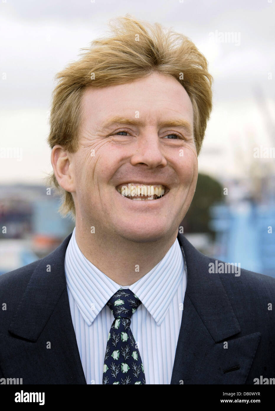 Niederländischen Kronprinzen Willem-Alexander Claus George Ferdinand van Oranje-Nassau ist auf dem Dach der Dockland Gebäude im Hafen von Hamburg, Deutschland, 18. Oktober 2007 abgebildet. Der Prinz hat einen privaten Besuch in der Stadt Abrufen von Informationen über Gebäude neben Flüssen und im Meer geplant. Foto: Ulrich Perrey Stockfoto