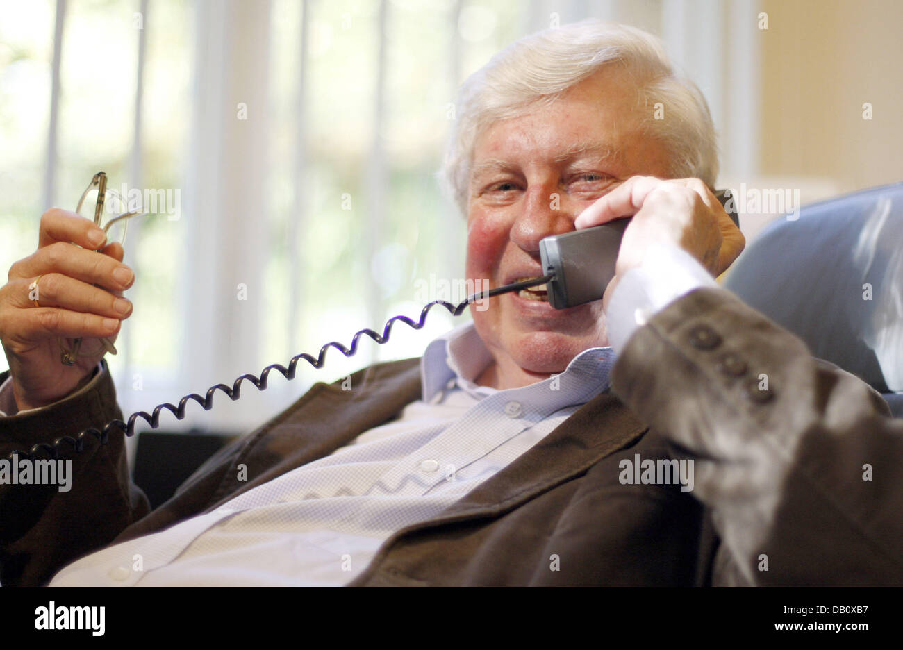 Deutsche Preisträger des Nobelpreises für Chemie 2007 Gerhard Ertl erhält Glückwünsche an seinem 71. Geburtstag auf seinem Handy in seinem Büro am Fritz-Haber-Institut in Berlin, 10. Oktober 2007. Der Wissenschaftler die Auszeichnung für seine genaue Analyse chemischer Reaktionen erhalten, wie sie zum Beispiel in Catalyctic-Wandler auftreten der königlichen Swedi angekündigt Stockfoto