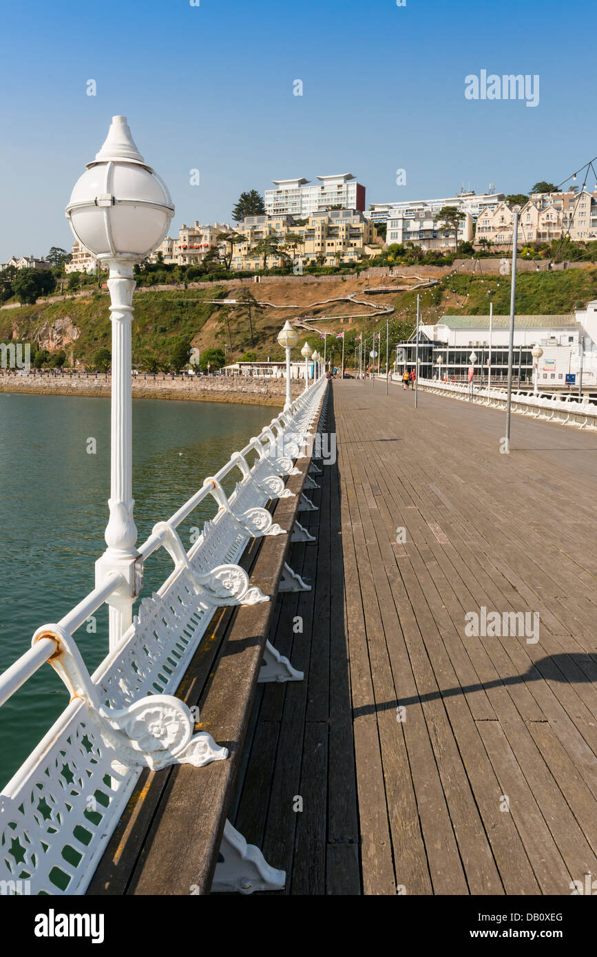 Torquay, Devon, England. 17. Juli 2013. Prinzessin-Pier und der Promenade am Prinzessin-Theater. Princess Theatre. Stockfoto