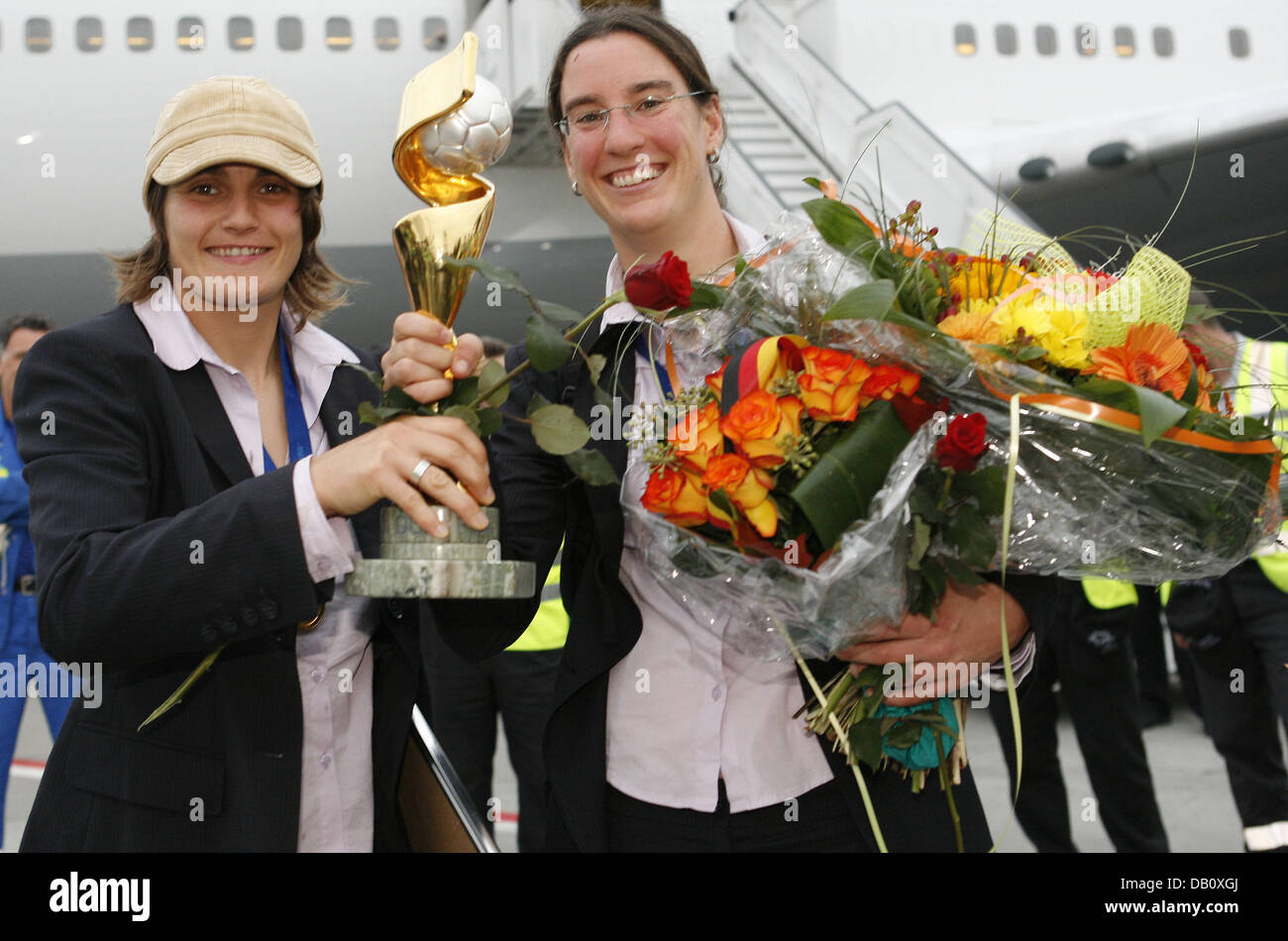 Spieler der deutschen Fußball-Nationalmannschaft, Nadine Angerer (L) und Birgit Prinz, posieren mit der Frauen-WM-Pokal nach dem Abstieg aus dem Flugzeug am Flughafen Frankfurt am Main, Deutschland, 1. Oktober 2007. Deutschland hatte im Finale in Shanghai (China) stattfindenden Brasilien 2: 0 besiegt. Foto: Frank Mai Stockfoto