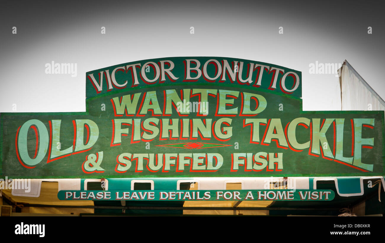 Ein altmodischer suchen melden Sie Werbung für Angelausrüstung und gefüllte Fisch auf einer Land-Messe Stockfoto
