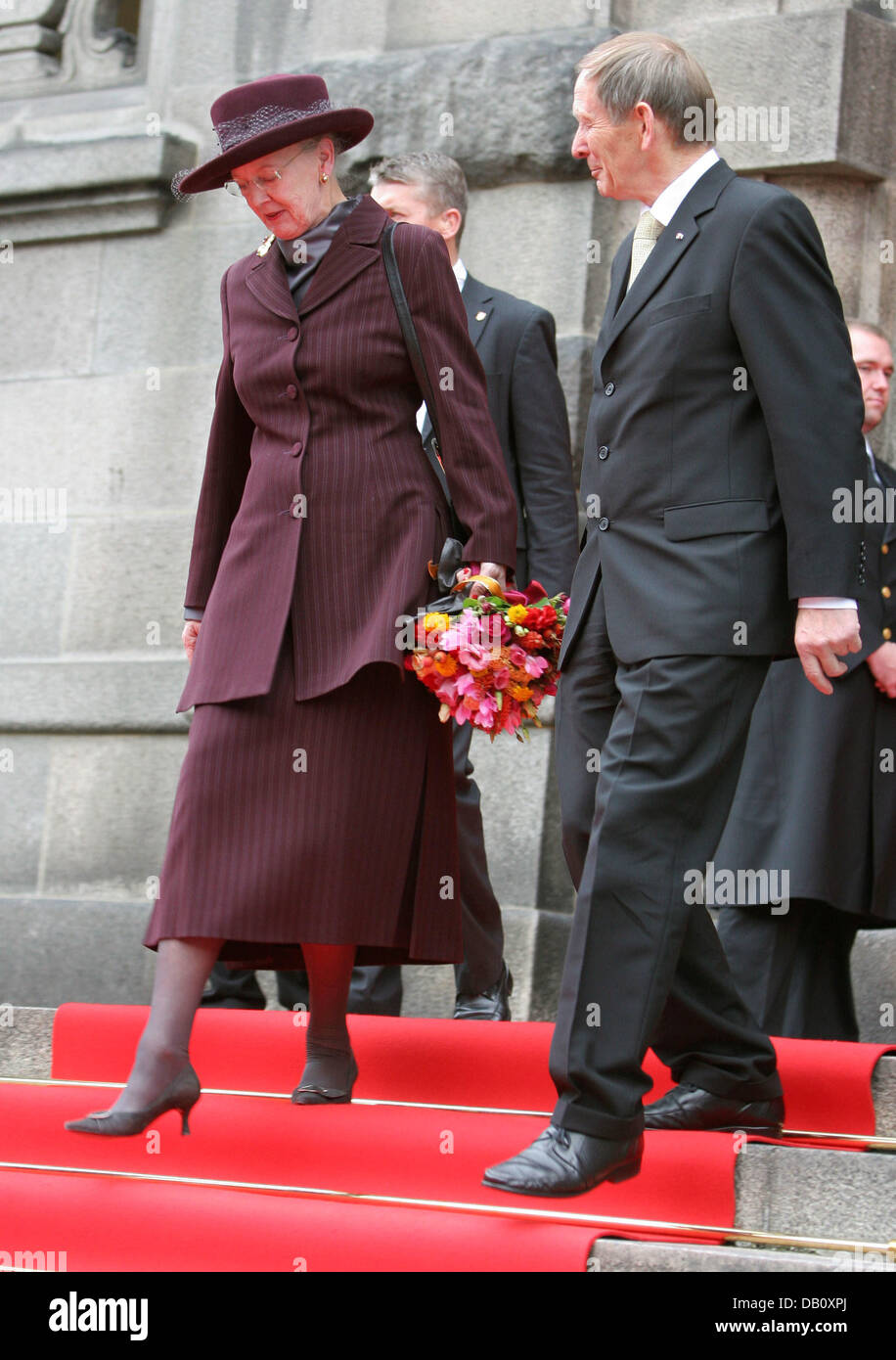 Königin Margrethe von Dänemark läuft hinunter die Schritte bei der traditionellen Eröffnung des dänischen Parlaments Saison am Schloss Christiansborg in Kopenhagen, Dänemark, 2. Oktober 2007. Foto: Albert Philip van der Werf (Niederlande) Stockfoto