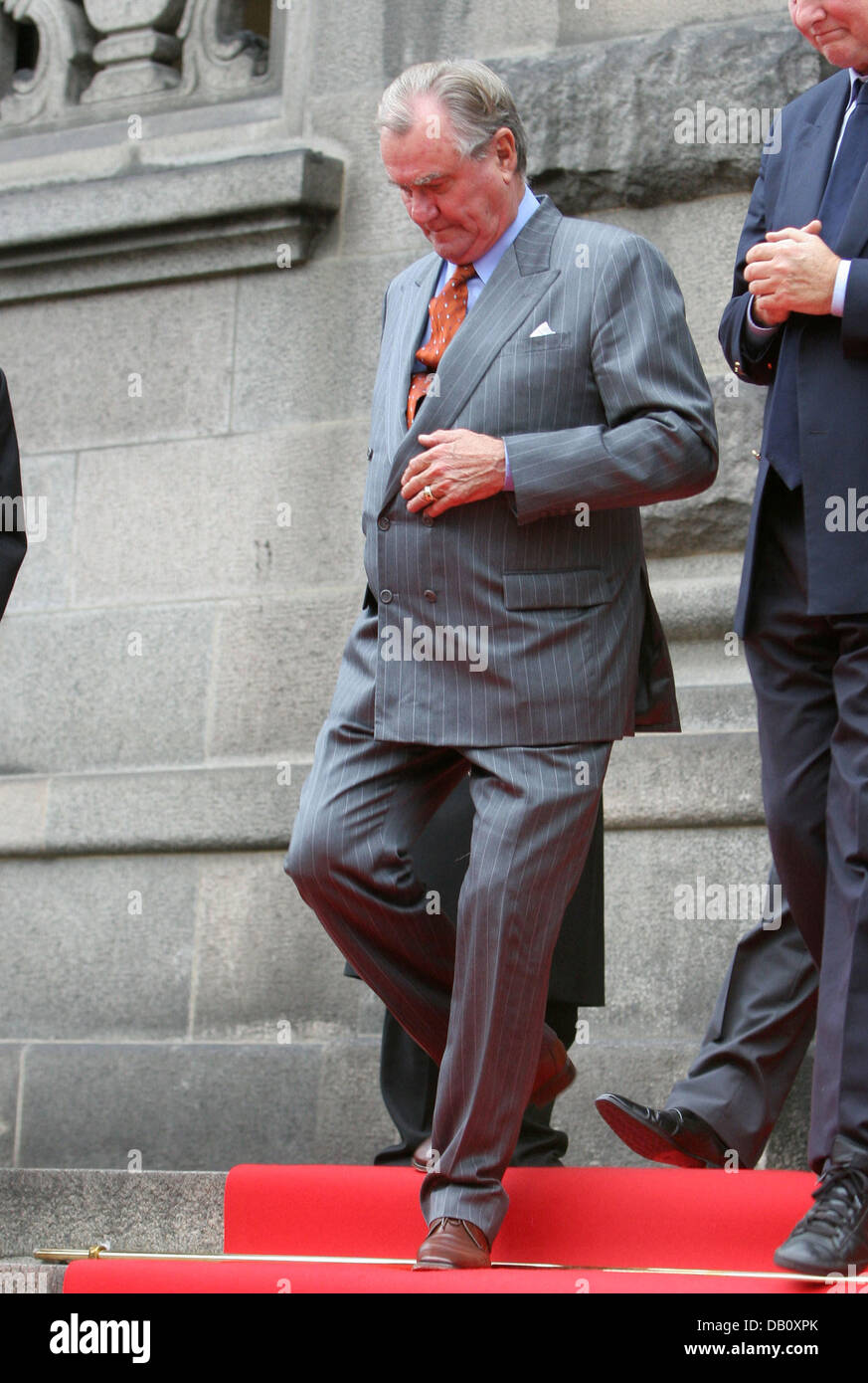 Dänische Prinzgemahl Henrik läuft hinunter die Schritte bei der traditionellen Eröffnung des dänischen Parlaments Saison am Schloss Christiansborg in Kopenhagen, Dänemark, 2. Oktober 2007. Foto: Albert Philip van der Werf (Niederlande) Stockfoto