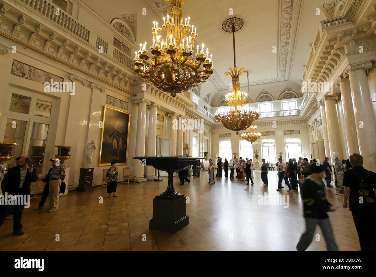 Besucher schauen Sie sich die nationalen Eremitage in St. Petersburg, Russland, 6. Juli 2007. Die Eremitage ist eines der größten und bedeutendsten Kunstmuseen der Welt. Mehr als 60,000 Werke sind in 1000 Hallen ausgestellt. Die Kunstsammlung wurde von Catherine II von Rußland im Jahre 1764 gegründet. Foto: Peter Kneffel Stockfoto
