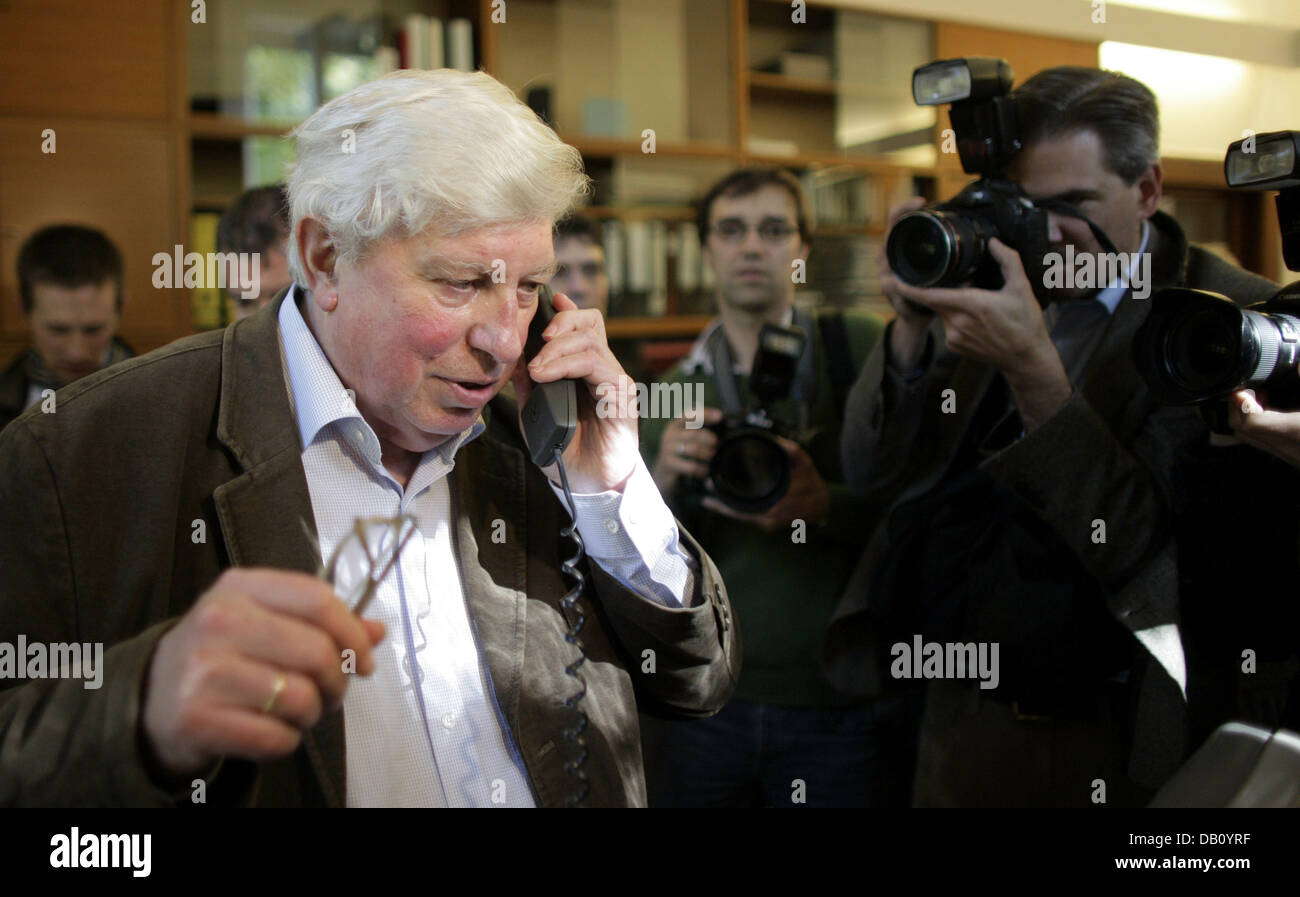 Deutsche Preisträger des Nobelpreises für Chemie 2007 Gerhard Ertl erhält Glückwünsche auf seinem Handy in seinem Büro am Fritz-Haber-Institut in Berlin, 10. Oktober 2007. Der Wissenschaftler die Auszeichnung genau an seinem 71. Geburtstag für seine genaue Analyse chemischer Reaktionen erhalten, wie sie zum Beispiel in Catalyctic-Wandler auftreten sind angekündigt, die R Stockfoto