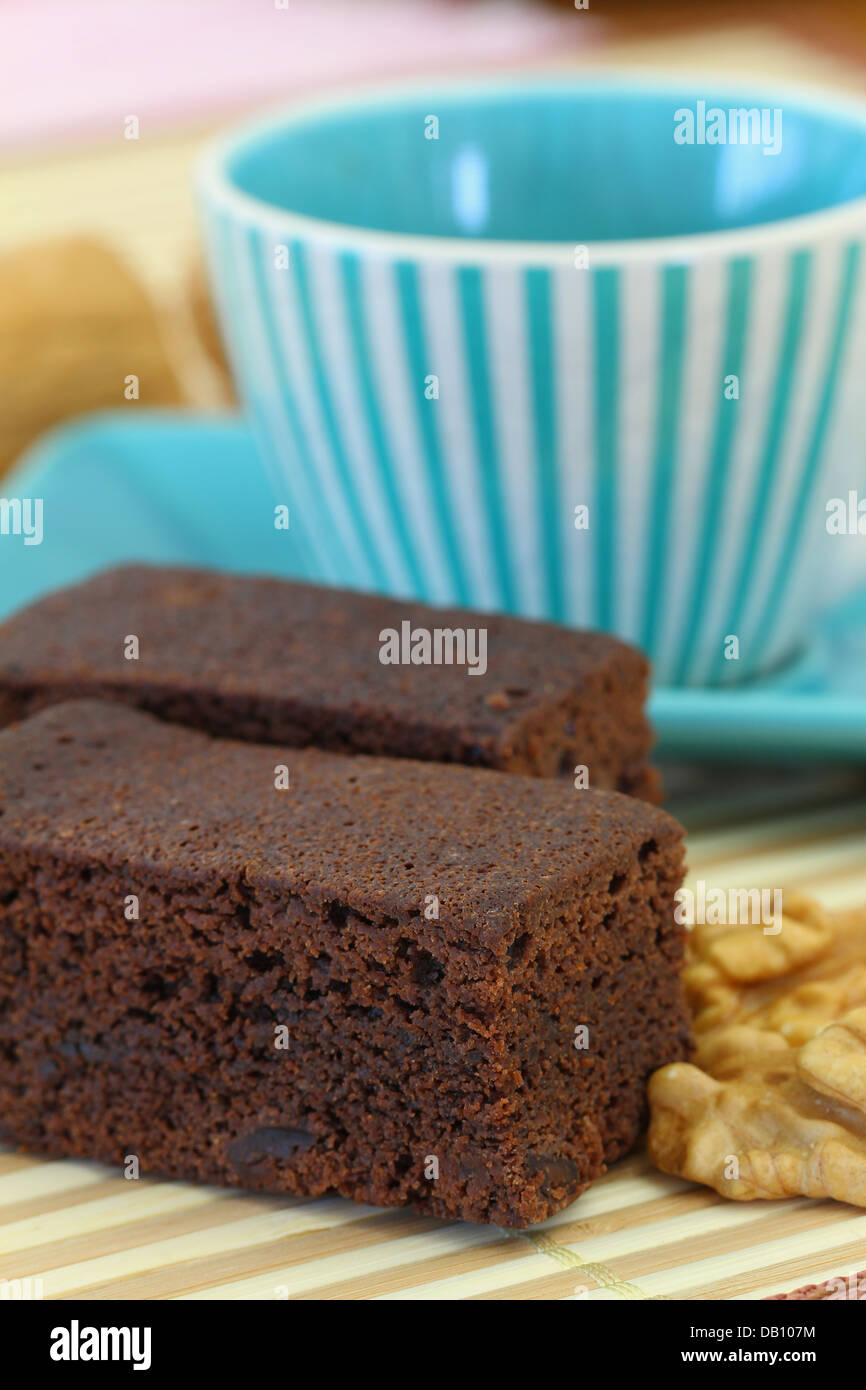Schokoladenbrownie mit Tasse Kaffee Stockfoto