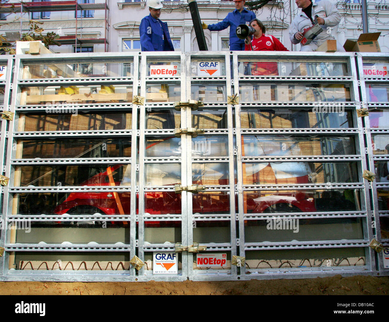 Deutsche Künstler Cornel Waechter aus Köln wirft ein Auto in konkreten äußeren 'Rheinisches 'im LandesMuseum Bonn, Deutschland, 14. Oktober 2007. Cornel will deutschen Künstlers Wolf Vostell, Anerkennung zollen, die öffentlichen Aufmerksamkeit mit seinen Betonskulpturen "Ruhender Verkehr" ("liegender Traffic") vor 20 Jahren erhoben. Foto: Roland Weihrauch Stockfoto
