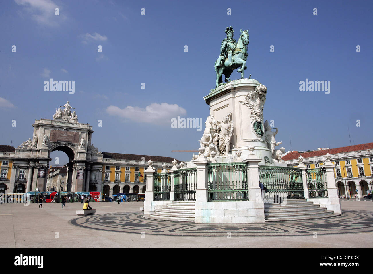 Das Bild zeigt das Reiterstandbild von König Joseph i. von Portugal an der Praça Do Comercio mit Arco Triunfal im Bild im Hintergrund, Lissabon, Portugal, 22. September 2007. Foto: Peter Steffen Stockfoto