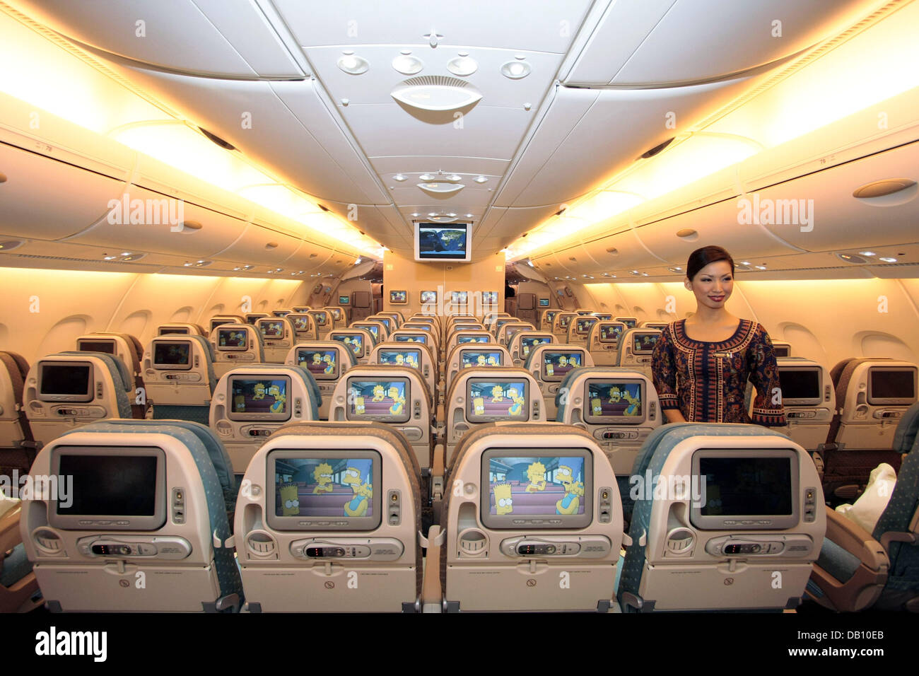 Singapore Airlines Stewardess Stellt Innerhalb Der Neuen