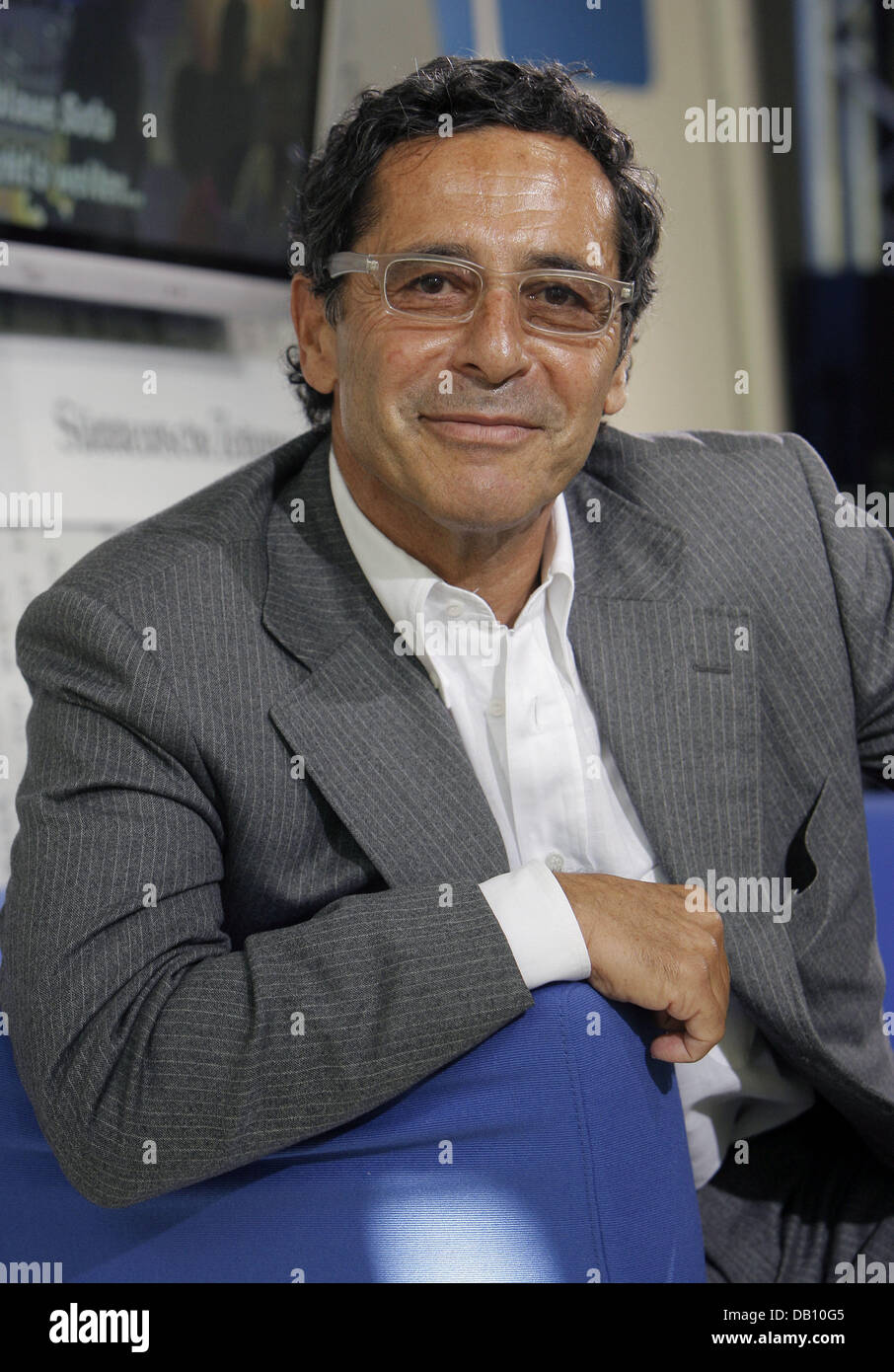 Schweizer Journalist und Buchautor Roger Schawinski sein neue Buch "sterben TV-Falle präsentiert" (lit.: "Die TV-Falle") auf dem sogenannten blauen Sofa auf der Frankfurt Book Fair 2007 in Frankfurt Main, Deutschland, 11. Oktober 2007. Foto: Arno Burgi Stockfoto