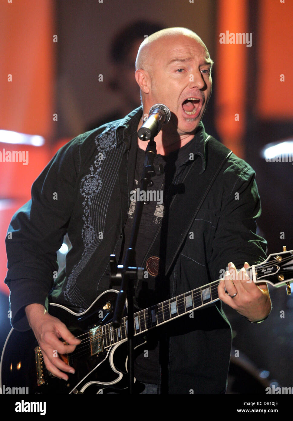 Britischer Musiker Midge Ure während der Videoaufnahmen von "Die ultimative Chart Show - New Wave/Pop" in Köln, Deutschland, 15. Oktober 2007 durchführt. Die Mottoshow auf Retro-Musik von deutschen privaten TV-Sender RTL am 27. Oktober im Fernsehen und markiert die Show 40. Sendung von Oliver Geissen gehostet. Foto: Rolf Vennebernd Stockfoto