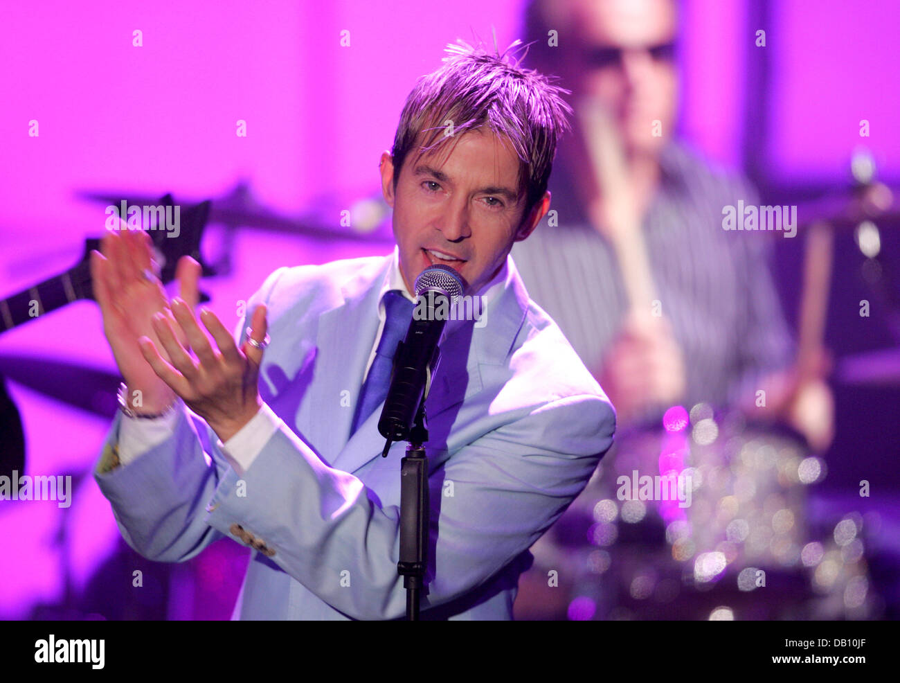 Britischer Sänger Limahl führt während der Aufzeichnung von "Die ultimative Chart Show - New Wave/Pop" in Köln, Deutschland, 15. Oktober 2007. Die Mottoshow auf Retro-Musik von deutschen privaten TV-Sender RTL am 27. Oktober im Fernsehen und markiert die Show 40. Sendung von Oliver Geissen gehostet. Foto: Rolf Vennebernd Stockfoto