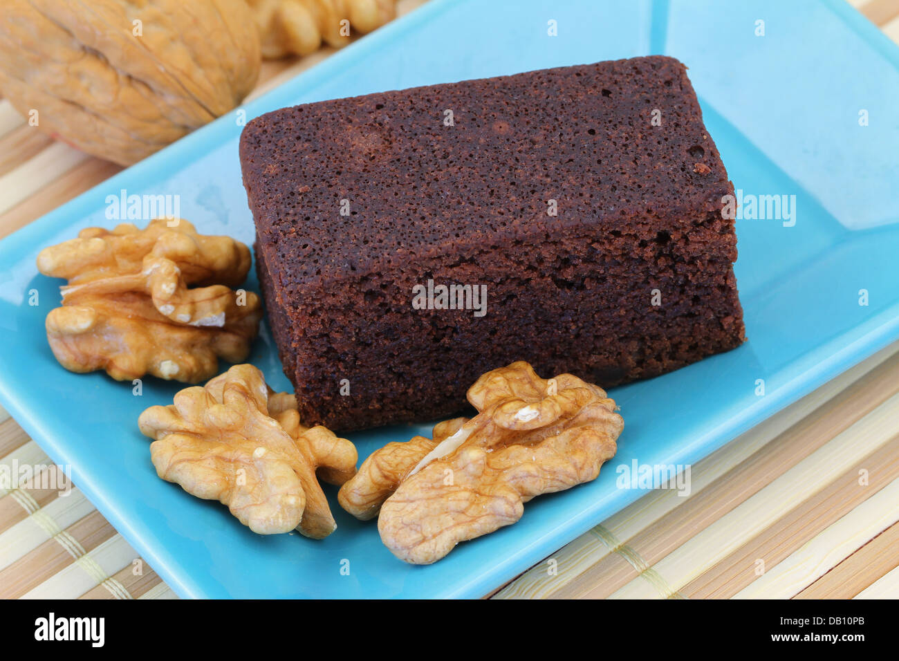 Schokoladenkuchen mit Walnüssen Stockfoto