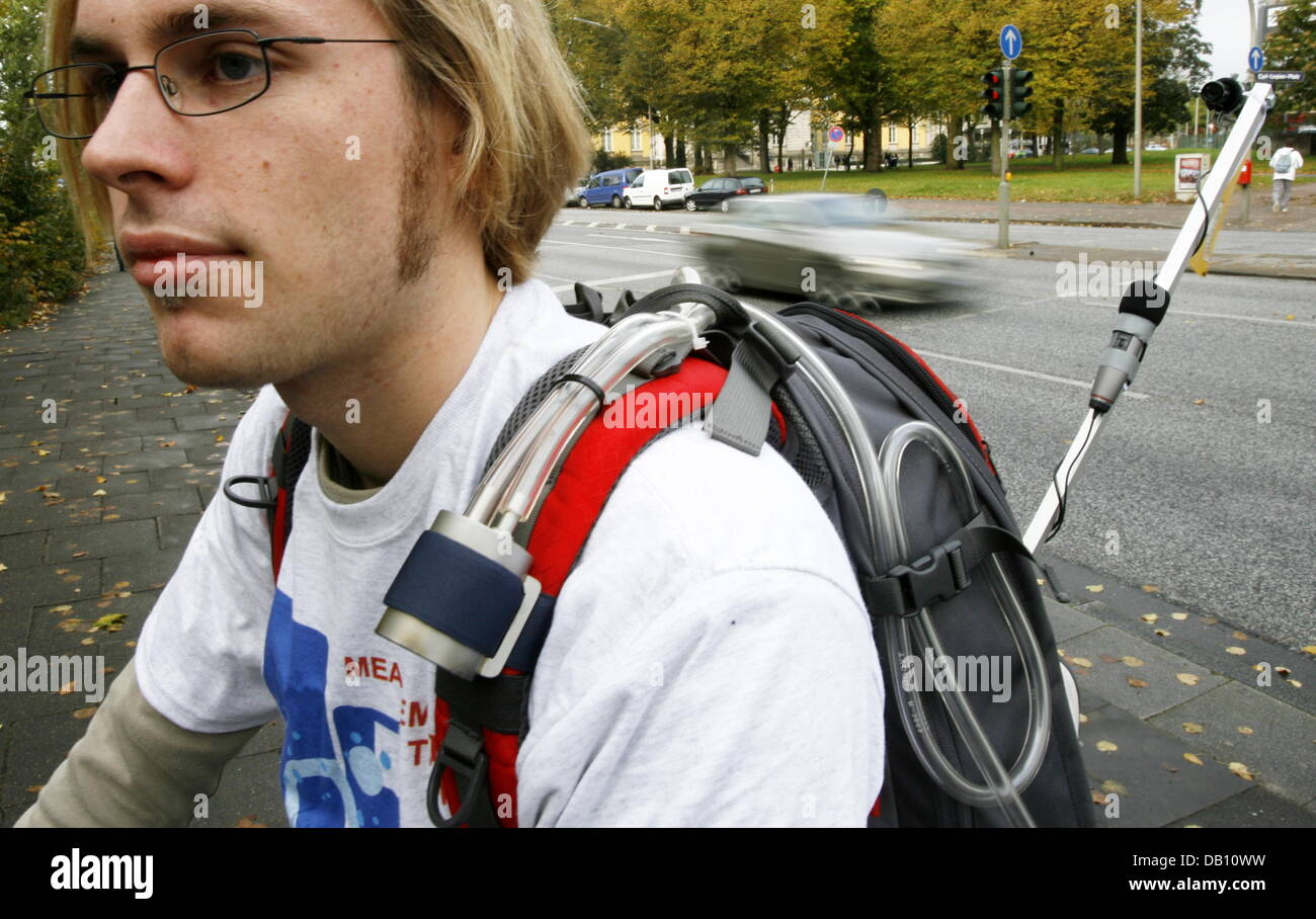 Philipp Degenhardt ist auf seinem Messgerät Fahrrad in Hamburg,  Deutschland, 18. Oktober 2007 abgebildet. Der deutsche Fahrrad-Club "ADFC"  nutzt die spezialisierten Fahrrad Radfahrer Exposition gegenüber feinen  Feinstaubbelastung in der Hamburger ...