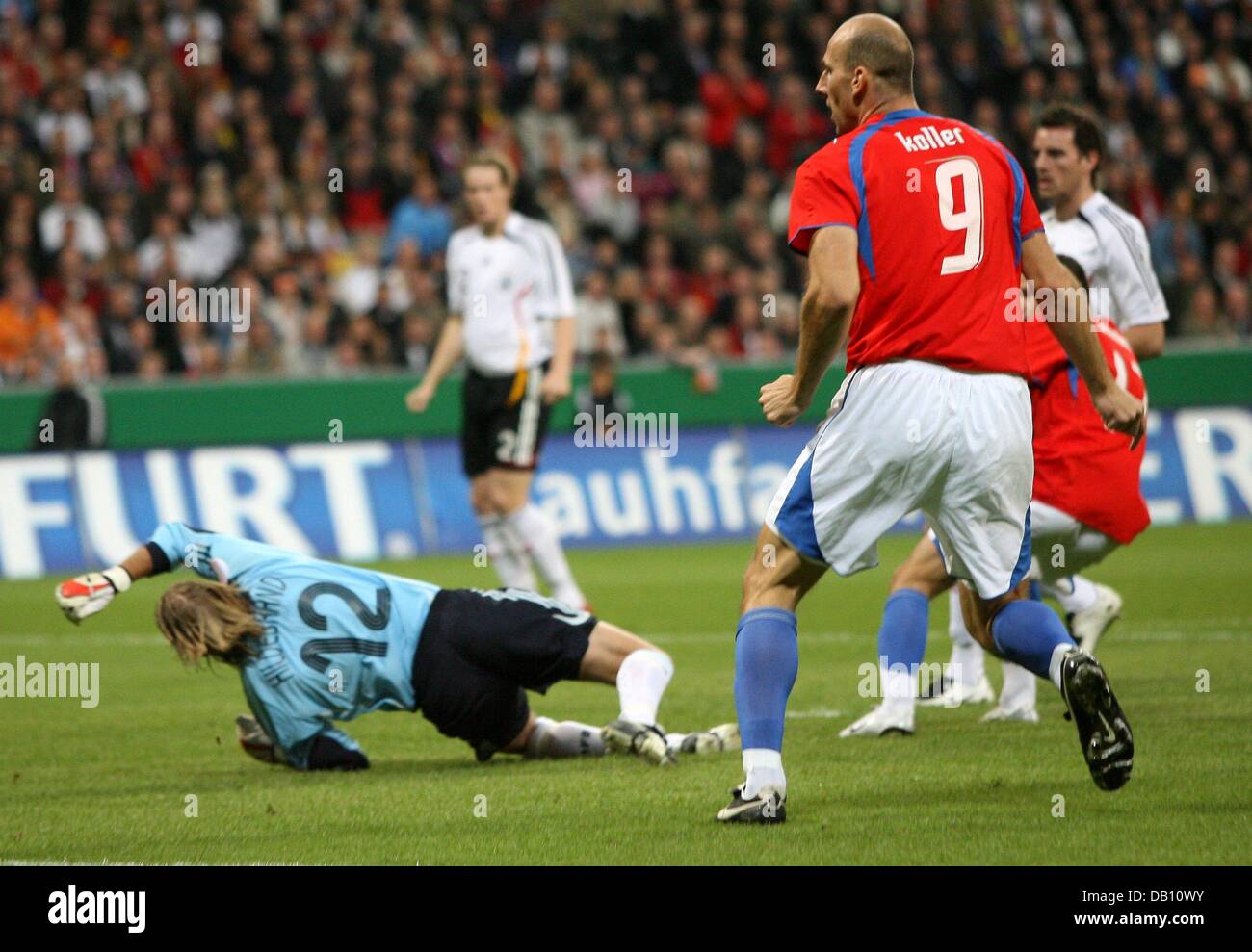 Tschechische nationale Fußball-Spieler Jan Koller (vorne) baut-bis zu Teamkollege Libor Sionko (überdacht), 0: 1 gegen deutsche Torhüter Timo Hildebrand (L) während der Euro2008-Qualifikationsspiel Deutschland gegen Tschechien in Allianz Arena in München, 17. Oktober 2007 erzielt. Deutschland war besiegt 0-3. Foto: Bernd Weissbrod Stockfoto