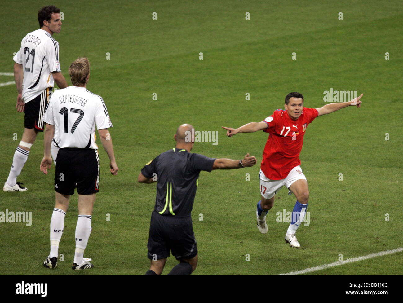 Tschechische Nationalspieler Libor Sionko (R) feiert nach seinem Tor zum 1: 0 in der Euro2008 Qualifikationsspiel Deutschland gegen Tschechien in Allianz Arena in München, 17. Oktober 2007. Deutschland war besiegt 0-3. Foto: Daniel Karmann Stockfoto