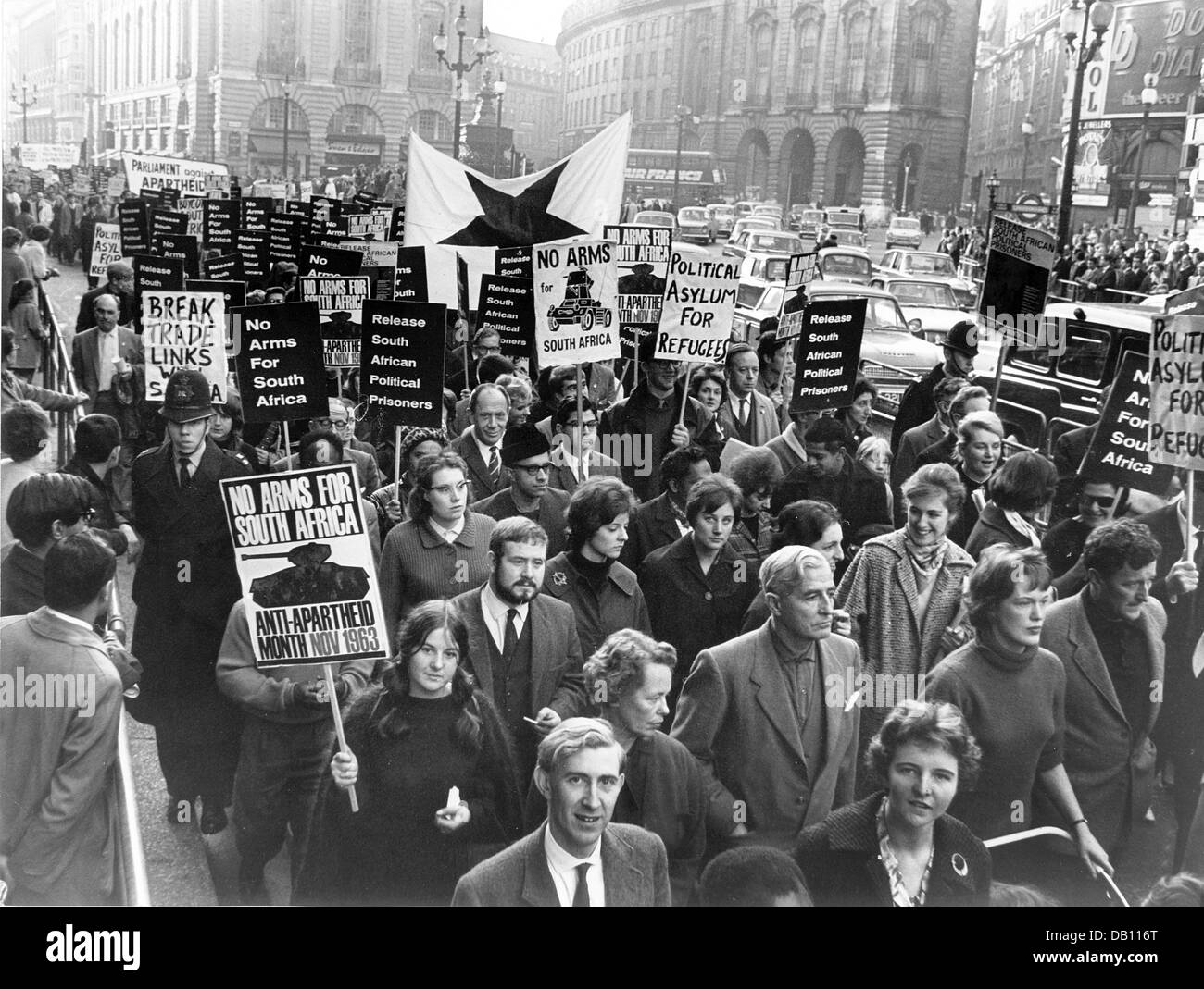 (Dpa-Datei) Die Datei Bild vom 4. November 1963 zeigt eine Rallye protestieren mit Bannern auf der Apartheid und die Bewaffnung von Südafrika in London, Großbritannien. Die Rallye startete bei Marble Arch und marschierten zum Trafalgar Square. Foto: London Express Stockfoto