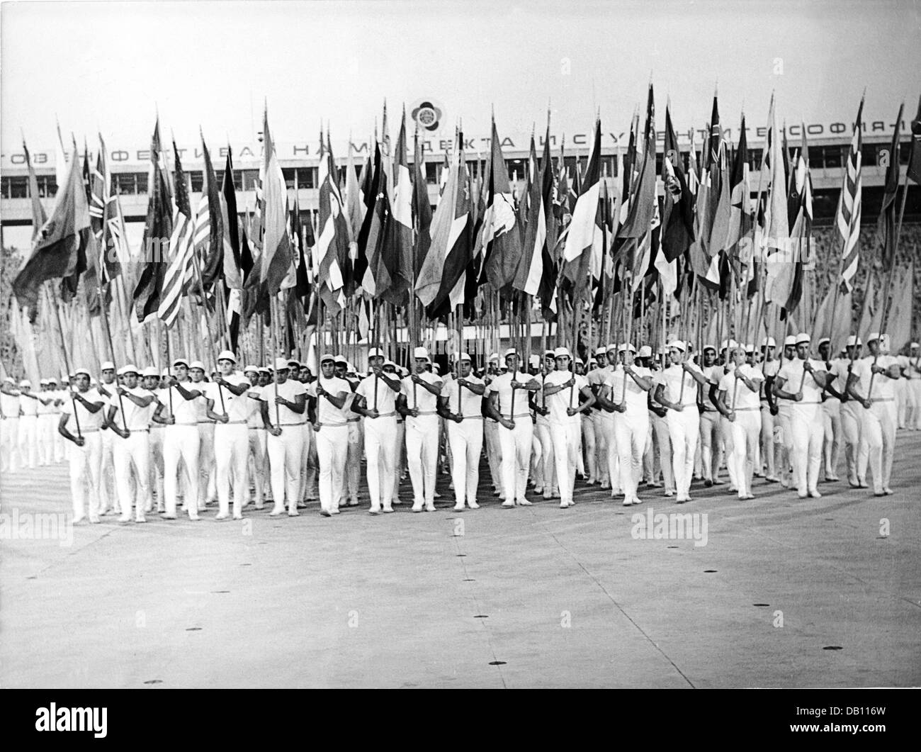 (Dpa-Datei) Die Datei Bild vom 28. Juli 1968 weiß gekleidete Jugendliche, die mit den Fahnen der Teilnehmerländer der IX Weltfestspiele der Jugend und Studenten in Sofia, Bulgarien geöffnet wird. Foto: BTA Stockfoto