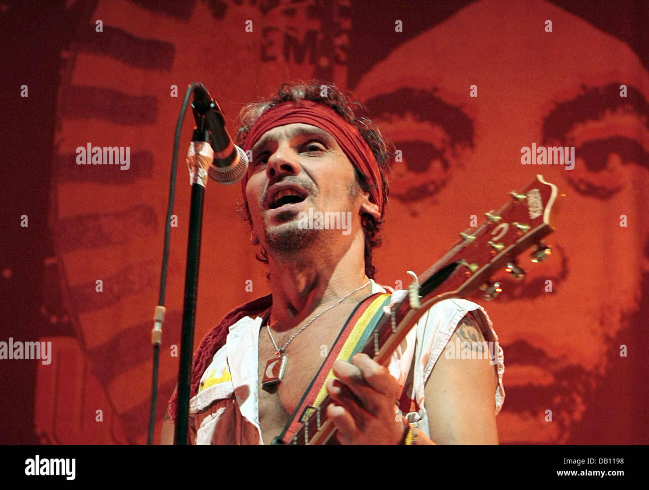 Französisch-geborene Musiker Manu Chao singt während seiner Show in Hamburg, Deutschland, 19. Oktober 2007. Der Multi-Kulti-Musiker, ehemals aktiven mit "Manu Negra", und seine Band "Radio Bemba Sound System" sind auf Europa-Tournee auf seinem neuesten Album "La Radiolina". Foto: Ulrich Perrey Stockfoto