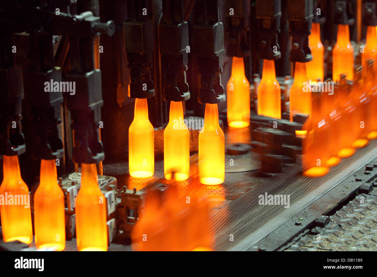 Glühenden Glasflaschen in einer Glasfabrik Wirges, Deutschland, 17. Oktober  2007. In der Glashütte Glas ist recycelt und für die Herstellung neuer  Flaschen eingesetzt. Foto: Franz-Peter Tschauner Stockfotografie - Alamy