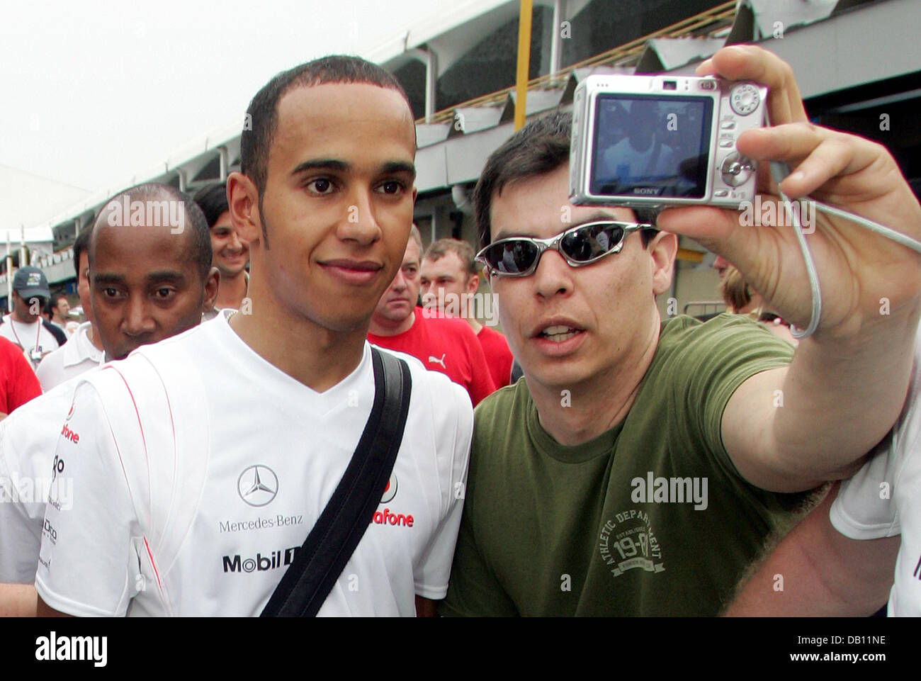 Ein Fan nehmen Sie ein Bild von sich selbst mit britischen Formel1-Fahrer Lewis Hamilton von McLaren Mercedes verlassen der Spur nach den Formel 1 Grand Prix von Brasilien an Carlos Pace Rennstrecke in Interlagos in der Nähe von Sao Paulo, Brasilien, 21. Oktober 2007. Hamilton wurde zum tragischen Helden des diesjährigen? s Formel1 Saison, da er nicht recht machen, es zu Formel1? s erste Rookie Welt Cha Stockfoto