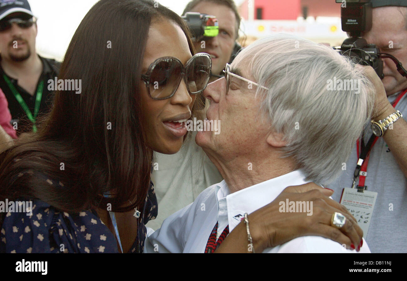 Geboren Topmodel Naomi Campbell (L) Umarmungen und Küsse mit Formel-1-Boss, britische Bernie Ecclestone (R), im Fahrerlager an Carlos Pace Rennstrecke in Interlagos in der Nähe von Sao Paulo, Brasilien, 20.Oktober. Die Formel 1 Grand Prix von Brasilien fand am 21. Oktober statt. Foto: GERO BRELOER Stockfoto