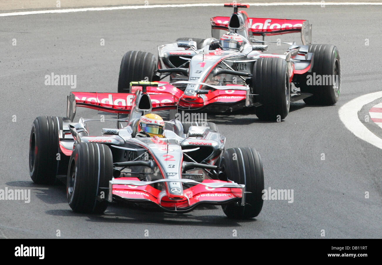 Britischer Formel-1-Neuling Lewis Hamilton von McLaren Mercedes leitet spanischen Teamkollegen Fernando Alonso, Verbrennung von Kraftstoff im Qualifying? s Q3-Sitzung in der Formel 1 Grand Prix von Brasilien an Carlos Pace Rennstrecke in Interlagos in der Nähe von Sao Paulo, Brasilien, 20. Oktober 2007. Hamilton wurde zum tragischen Helden des diesjährigen? s Formel1 Saison, da er nicht recht machen, es zu Formel auf Stockfoto