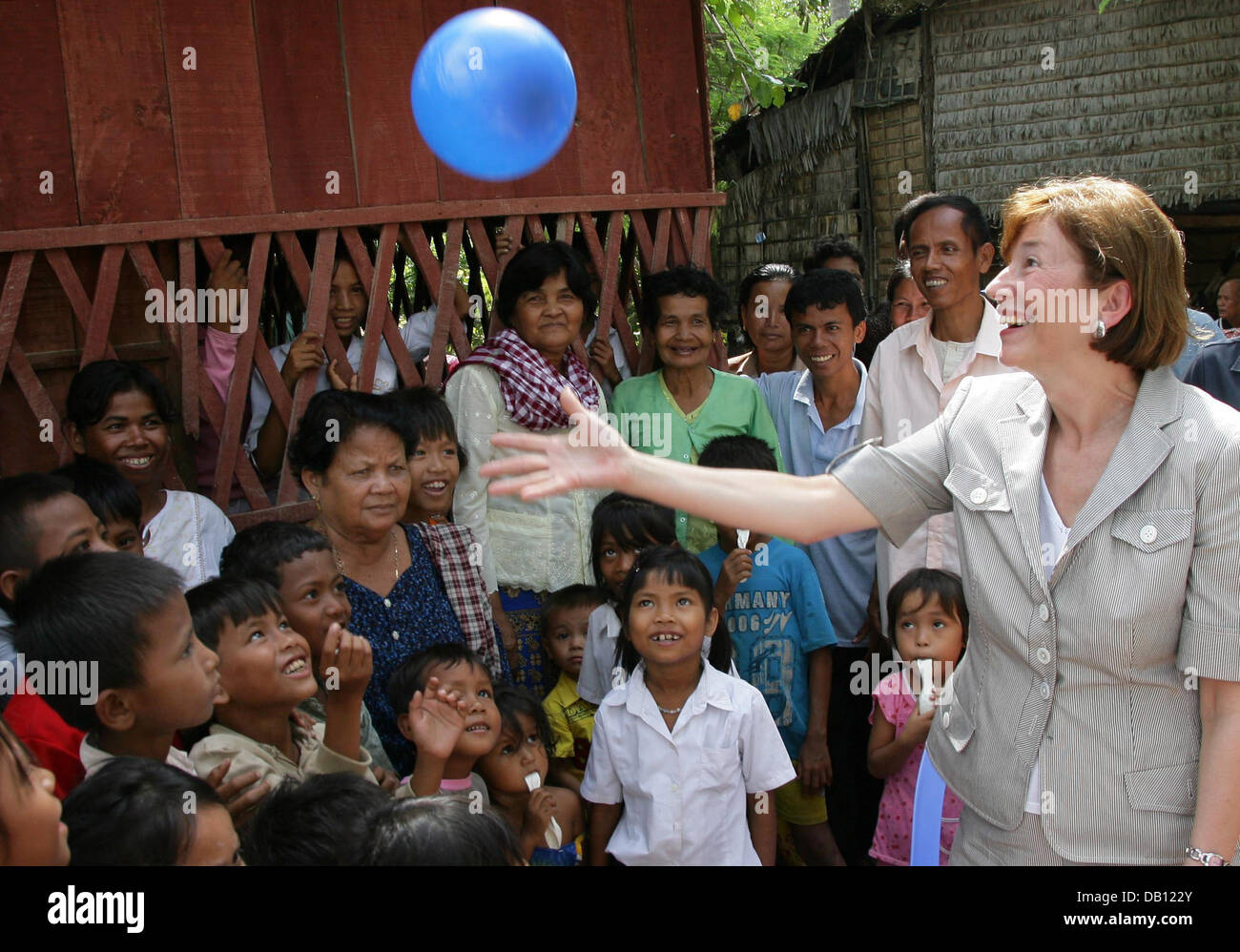 Deutschland? s First Lady und Schirmherrin von UNICEF nationalen Ausschuss Eva Luise Koehler spielt mit Kindern von UNICEF-Pre-school-Projekt in Seth Koma, Kambodscha, 24. Oktober 2007. Koehler zahlt einen sechs-Tage-Besuch in Kambodscha um sich über UNICEF-Projekte zu informieren. Foto: Jens Kalaene Stockfoto