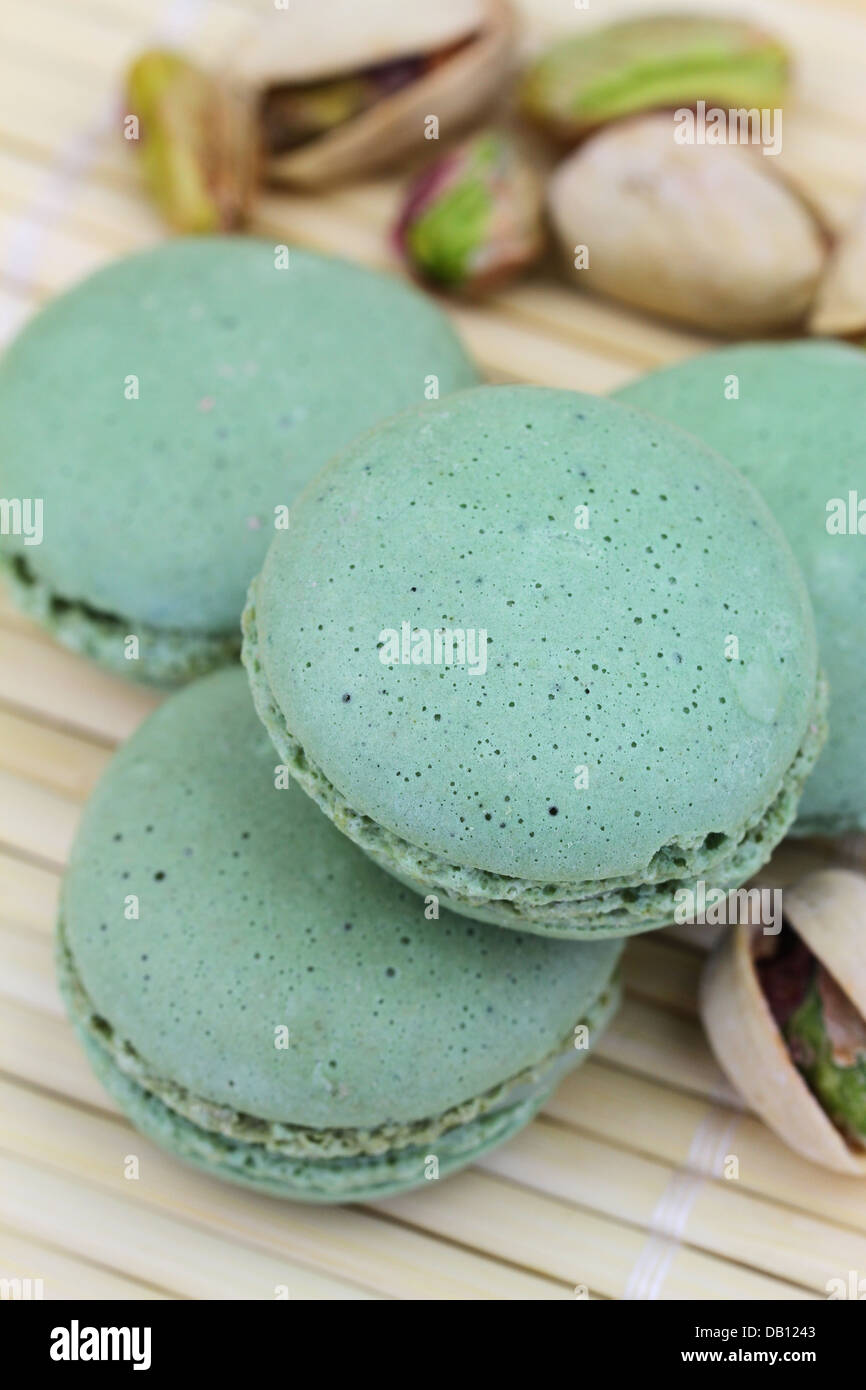 Pistazien-Makronen und Pistazien Stockfoto