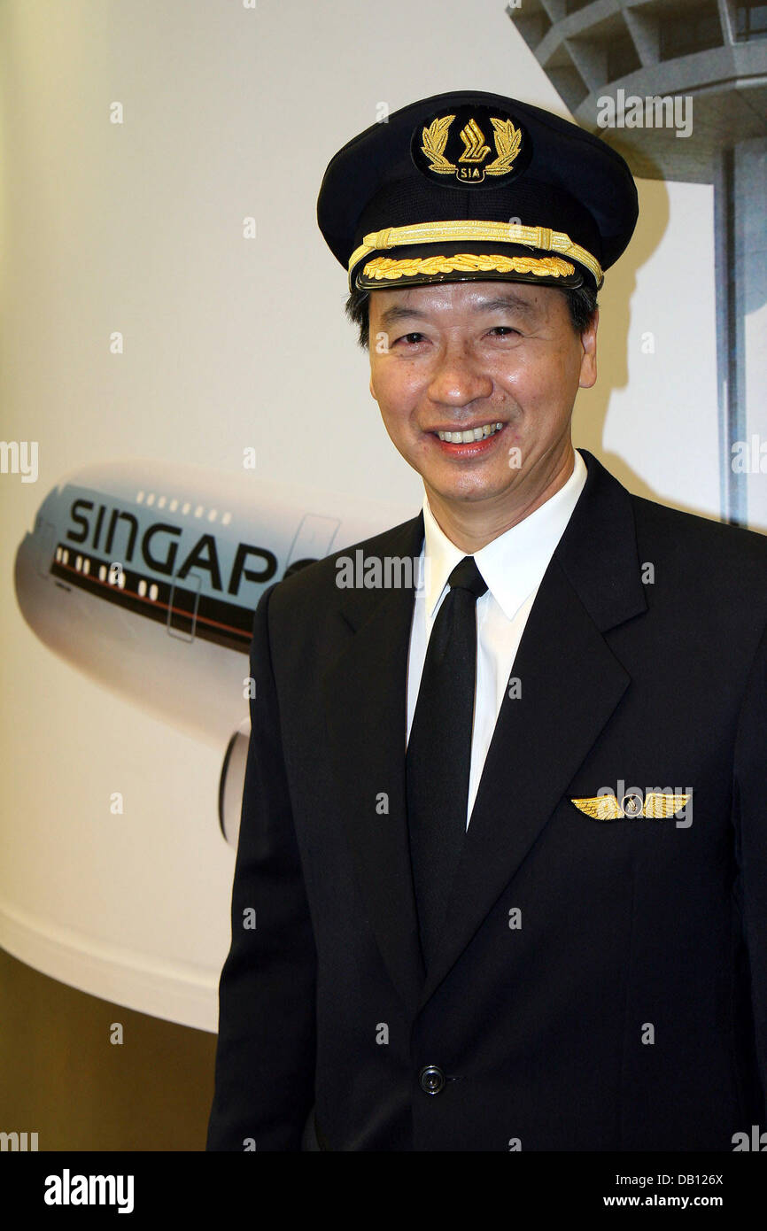 Pilot Von Singapore Airlines Airbus A380 Robert Ting Lachelt Vor Den Ersten Kommerziellen Flug Von Singapur Nach Sydney 25 Oktober 07 Singapur Ist Die Erste Fluggesellschaft Den Superjumbo In Seinen Regelmassigen Service