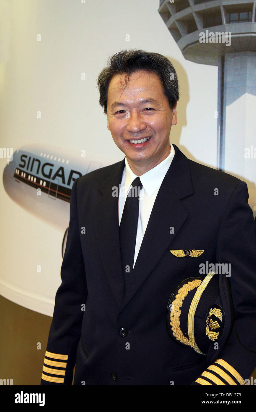 Pilot Von Singapore Airlines Airbus A380 Robert Ting Lachelt Vor Den Ersten Kommerziellen Flug Von Singapur Nach Sydney 25 Oktober 07 Singapur Ist Die Erste Fluggesellschaft Den Superjumbo In Seinen Regelmassigen Service